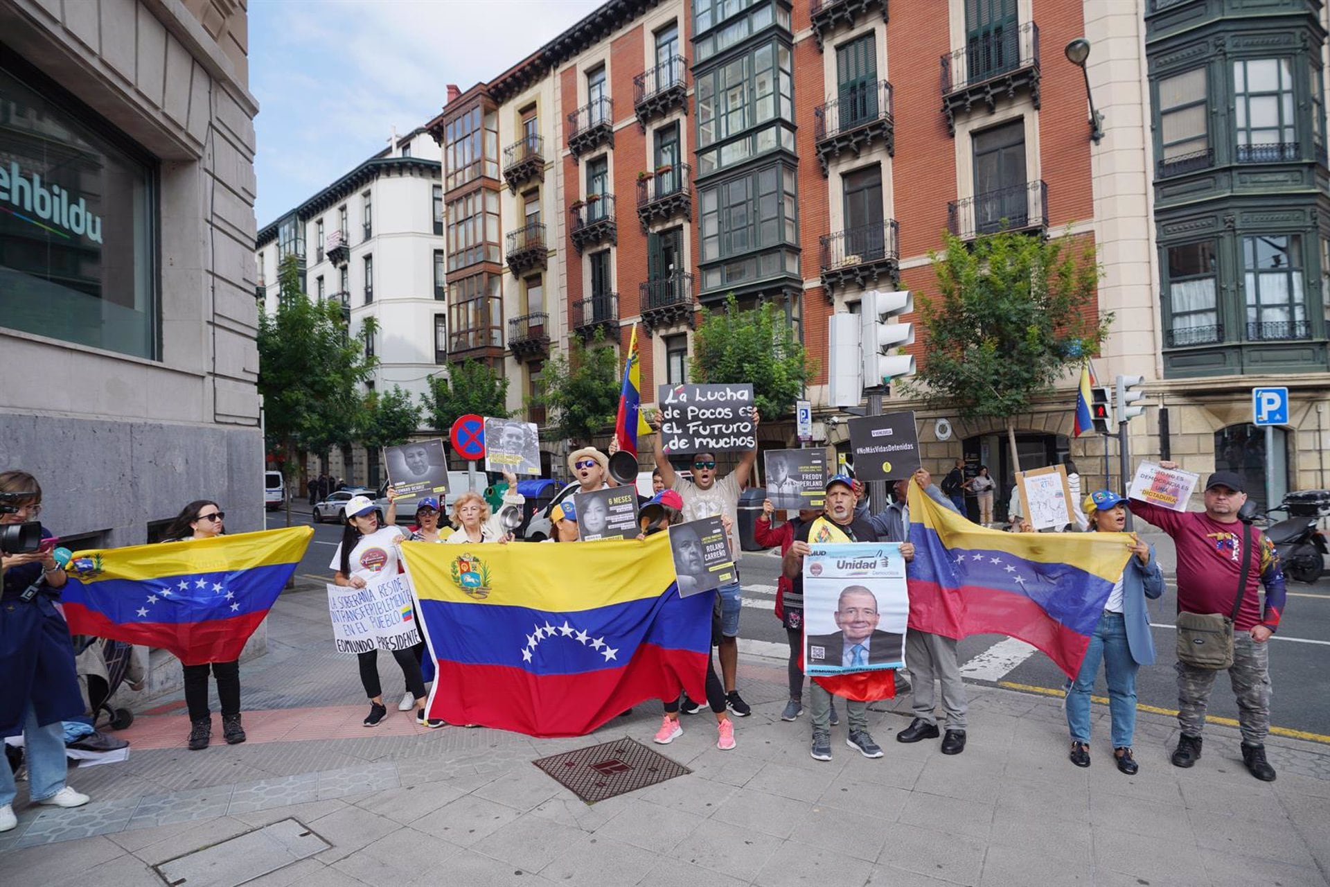 Venezolanos de Bilbao exigen la libertad de los dos detenidos en Venezuela con una cacerolada frente al consulado