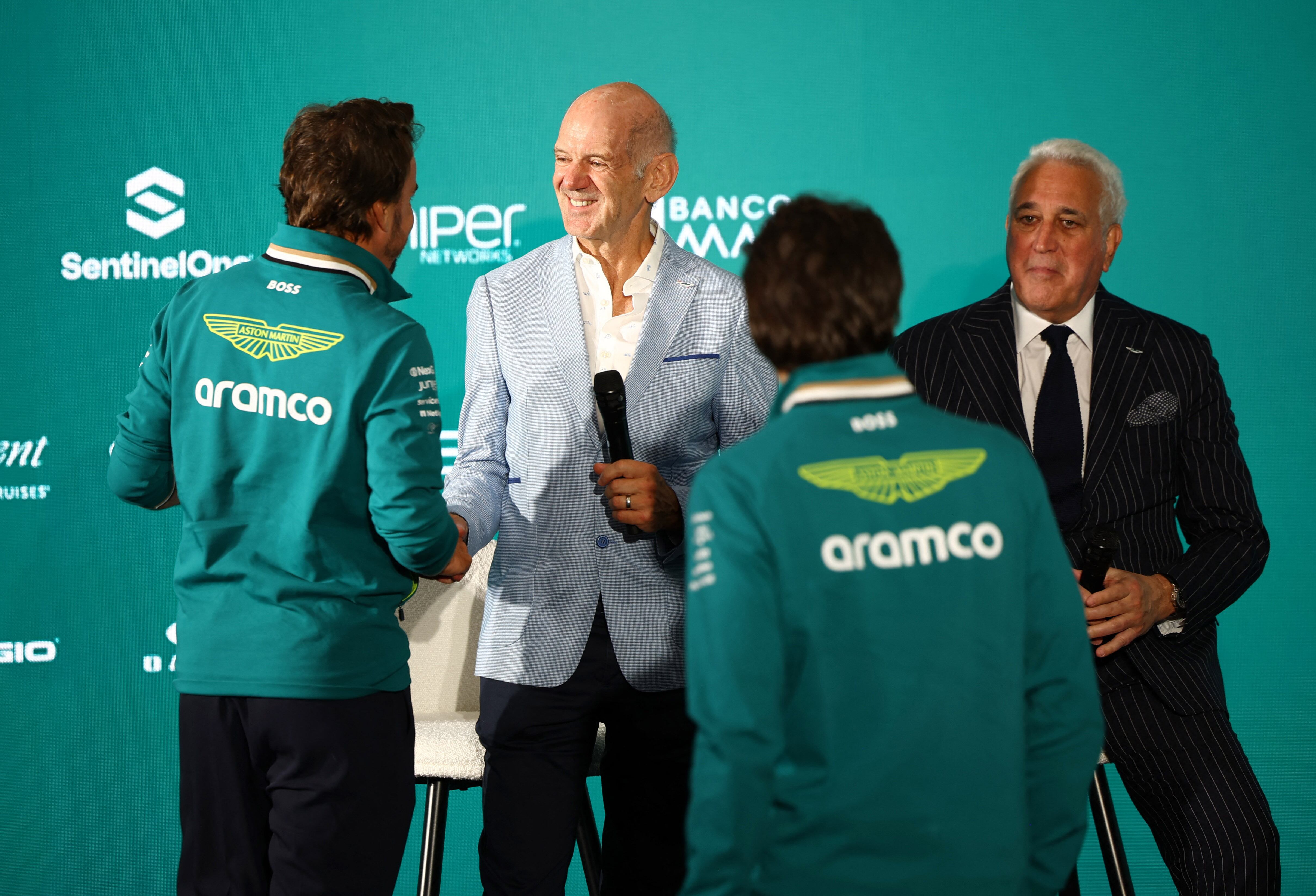 Adrian Newey, en la presentación como nuevo técnico de Aston Martin, saluda al piloto español Fernando Alonso (Reuters/Andrew Boyers)