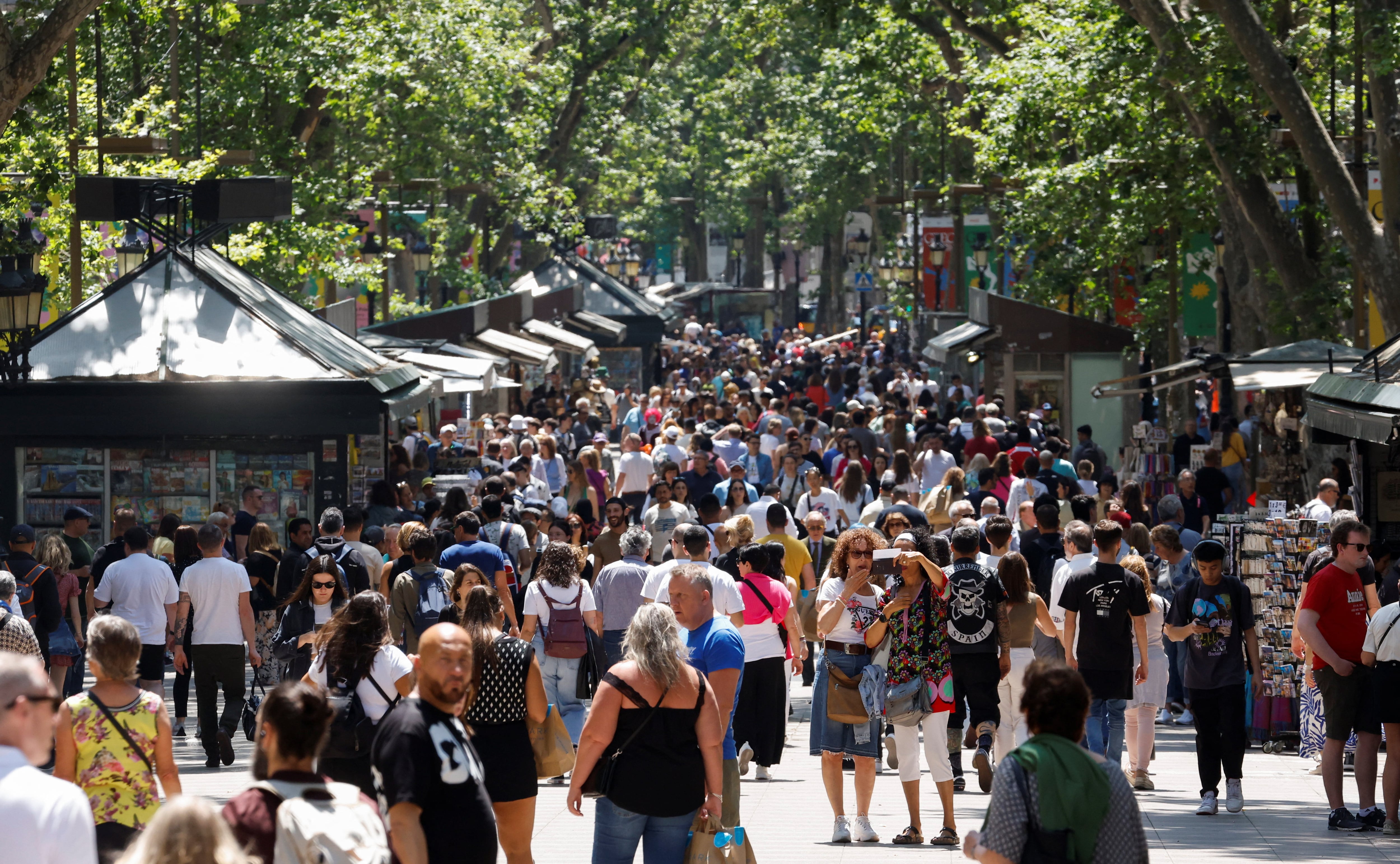 Una pareja se hace una foto en Las Ramblas de Barcelona (REUTERS/Albert Gea)