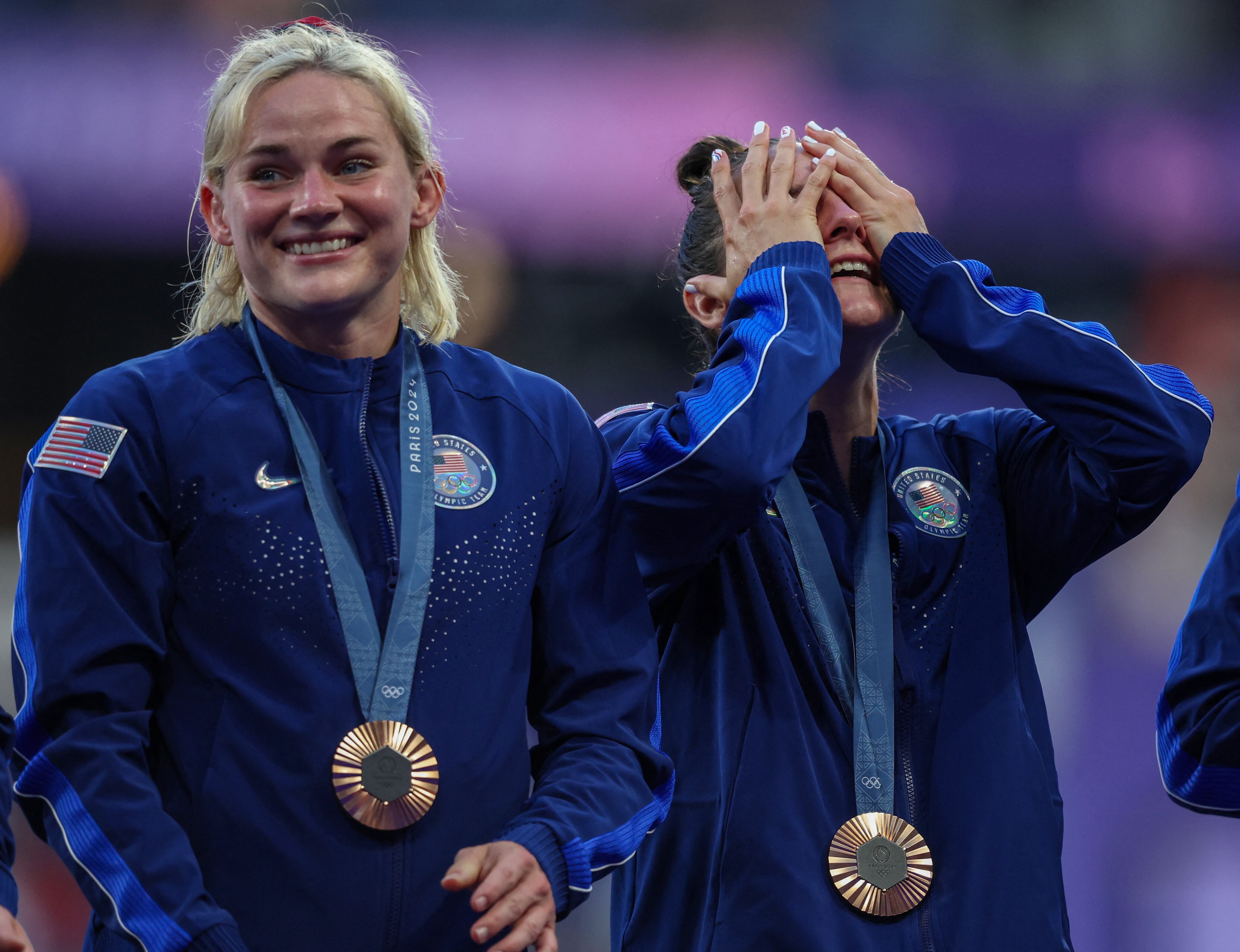 Juegos Olímpicos de París 2024 - Rugby Seven - La medallista de bronce Kayla Canett de Estados Unidos reacciona en el podio durante la ceremonia final (REUTERS/Phil Noble)