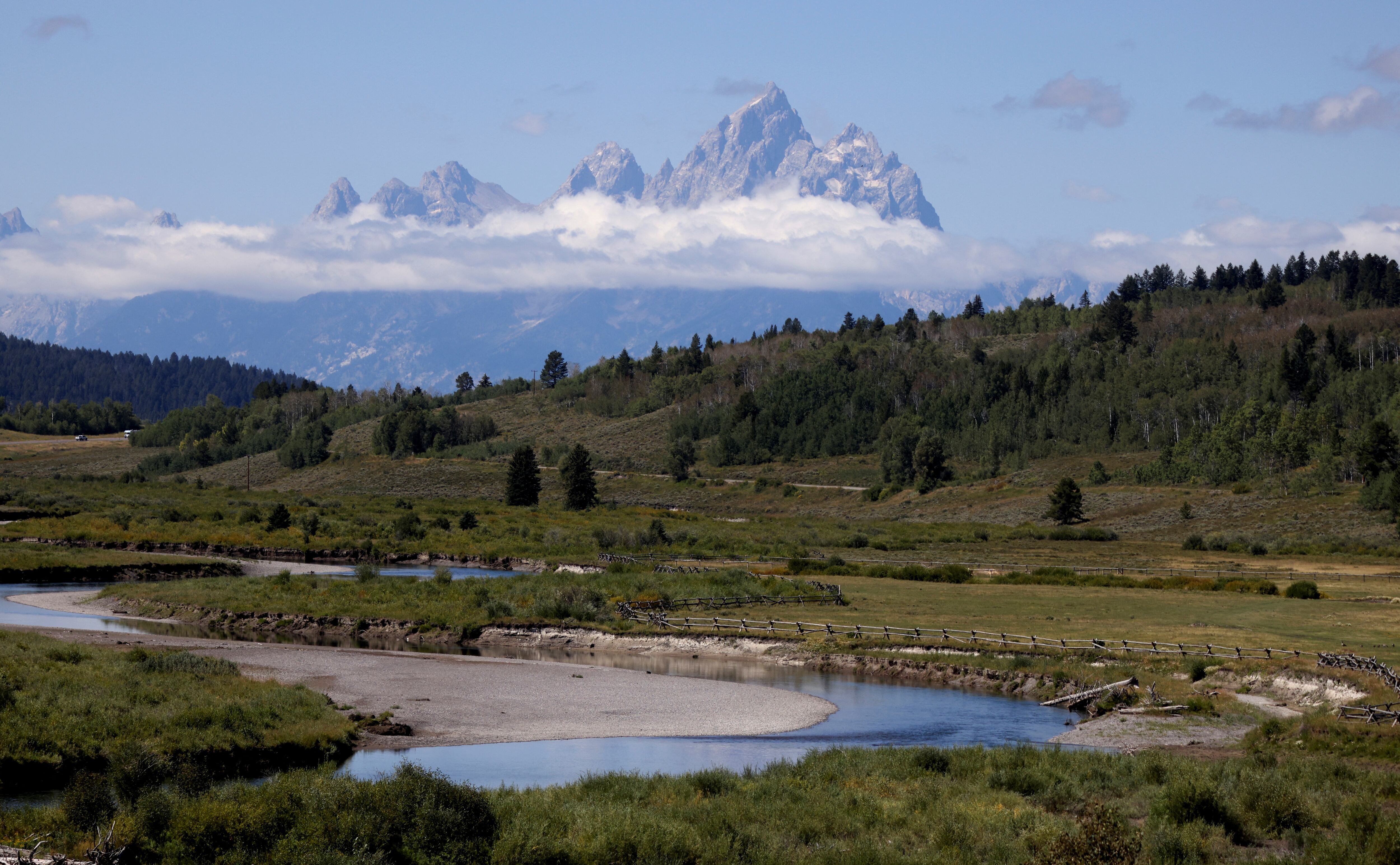 El Parque Nacional Grand Teton destaca por sus cumbres escarpadas y bellos lagos (REUTERS/Jim Urquhart)