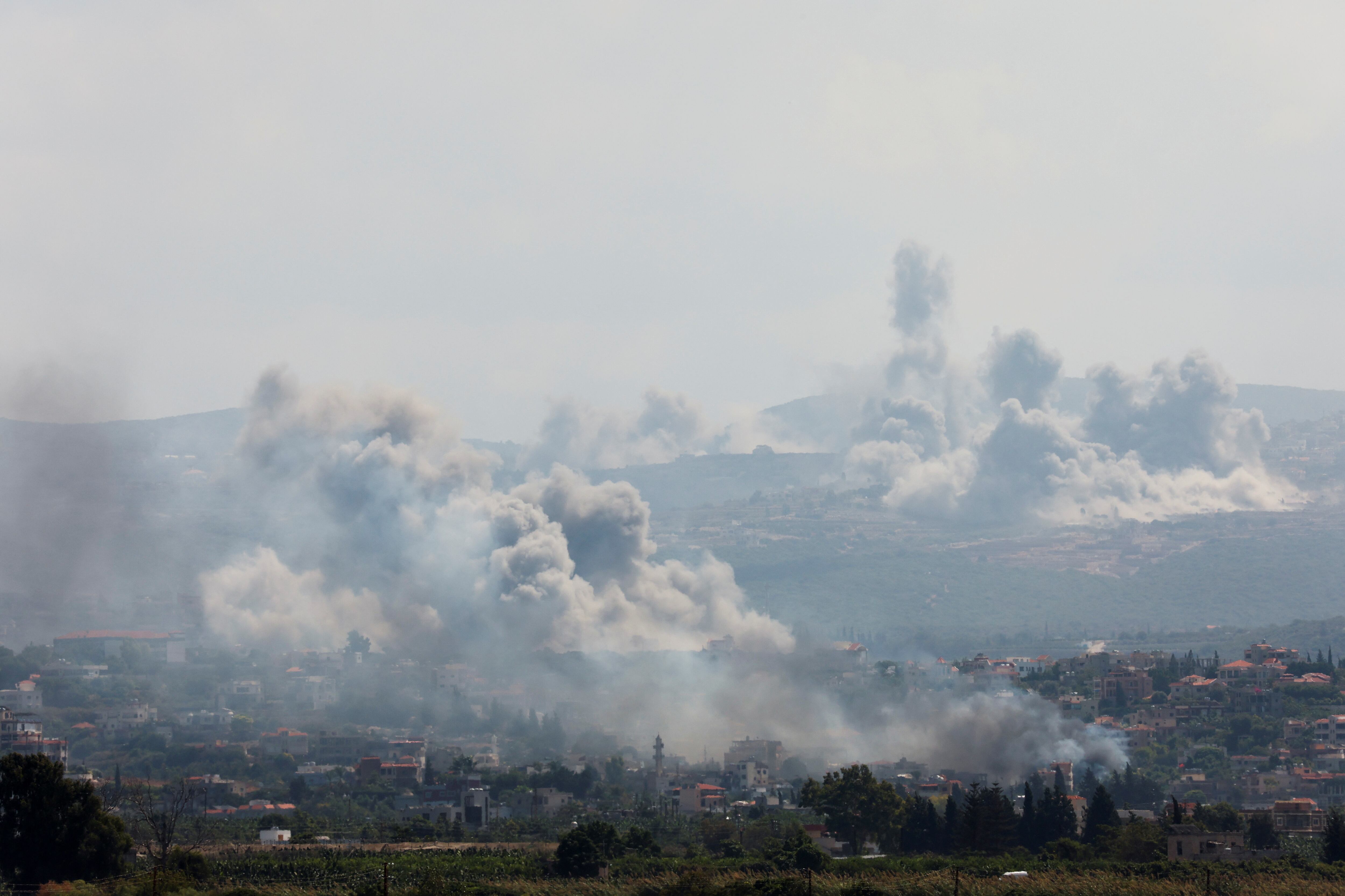 El humo ondea sobre el sur del Líbano tras los ataques israelíes visto desde Tiro, sur del Líbano (REUTERS/Aziz Taher)