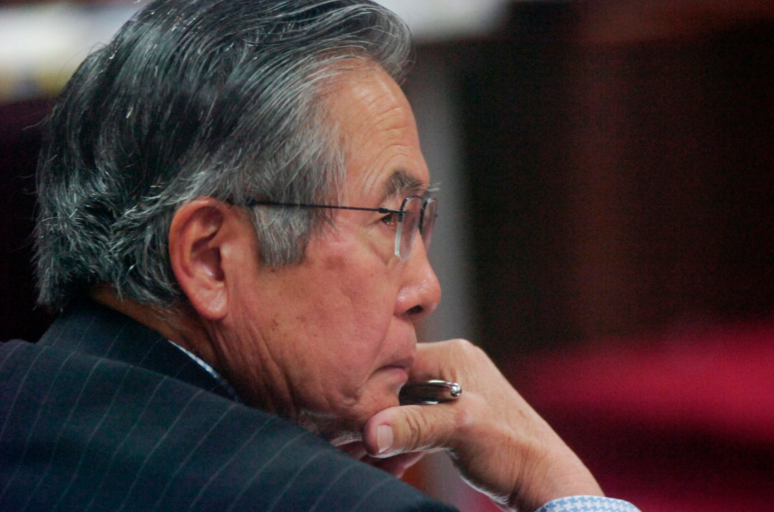 Archivo - El expresidente de Perú, Alberto Fujimori, asiste a un juicio en su contra en una base policial en Lima, en diciembre de 2007. Foto: AP Photo/Karel Navarro, Archivo