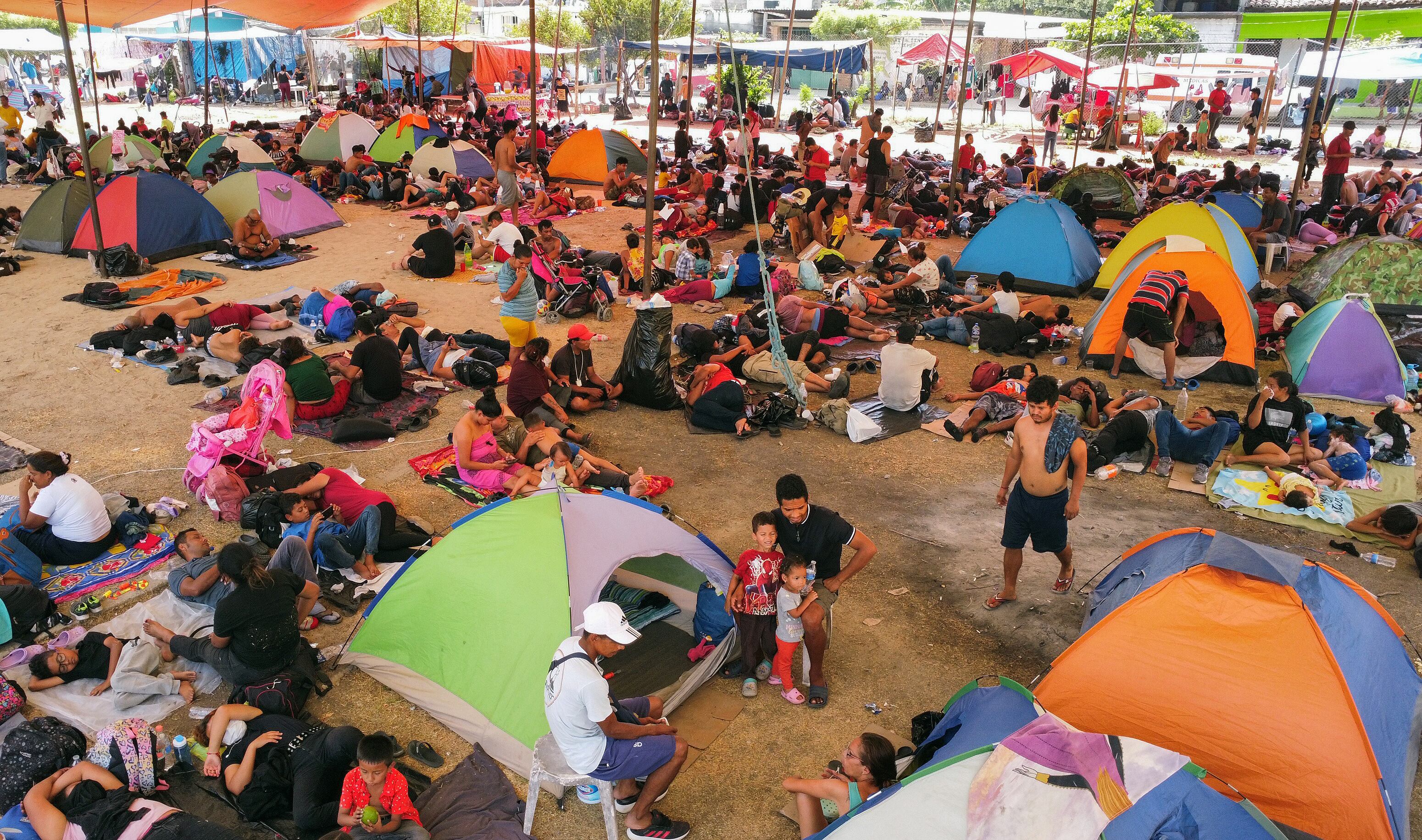 Migrantes descansan en un campamento improvisado hoy, en el municipio de San Pedro Tapanatepec en el estado de Oaxaca (México). EFE/Jesús Méndez
