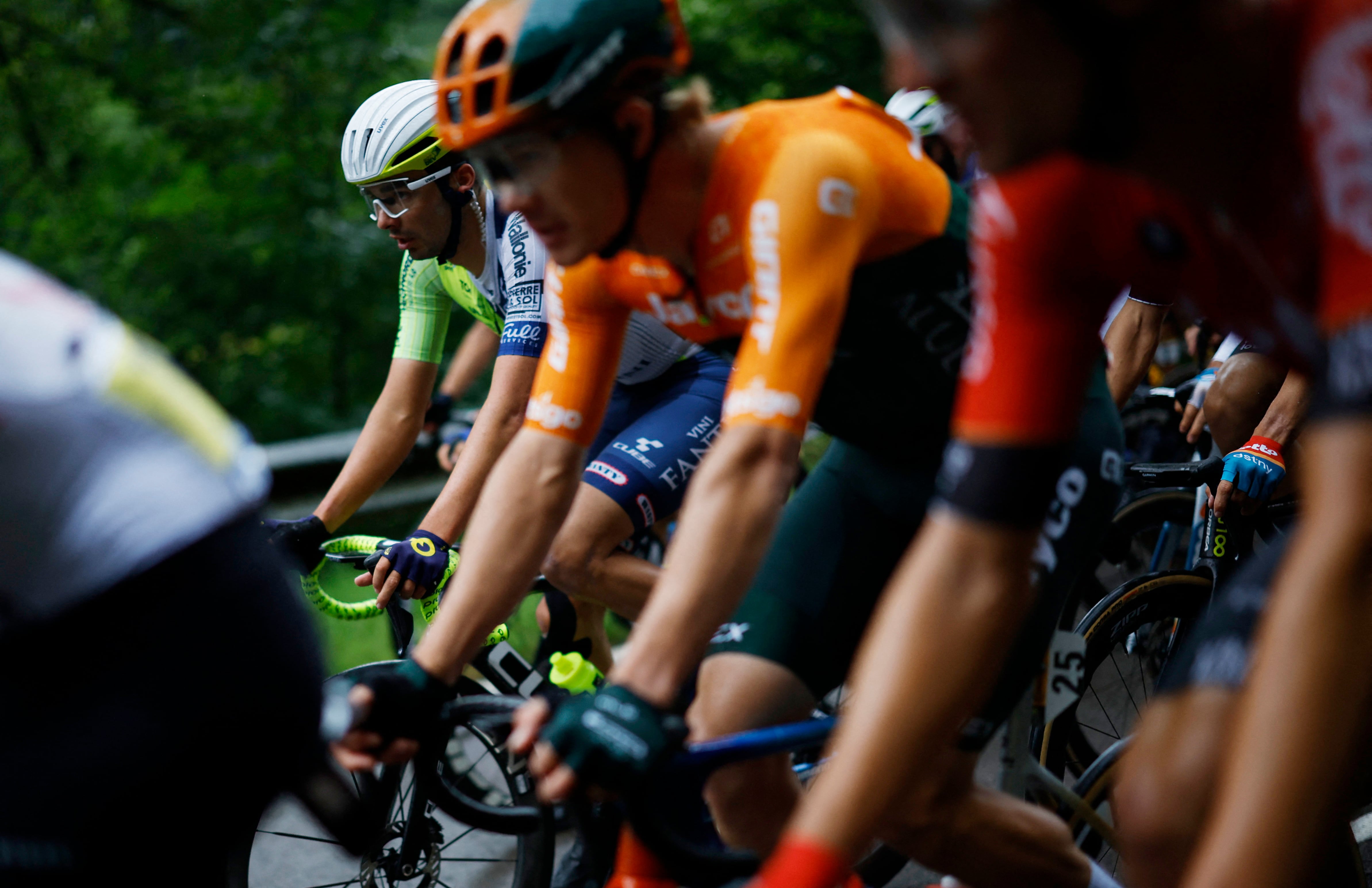 Los ciclistas se encuentran en el tercero pelotón que se formó en el comienzo de la carrera Stephane Mahe / Reuters