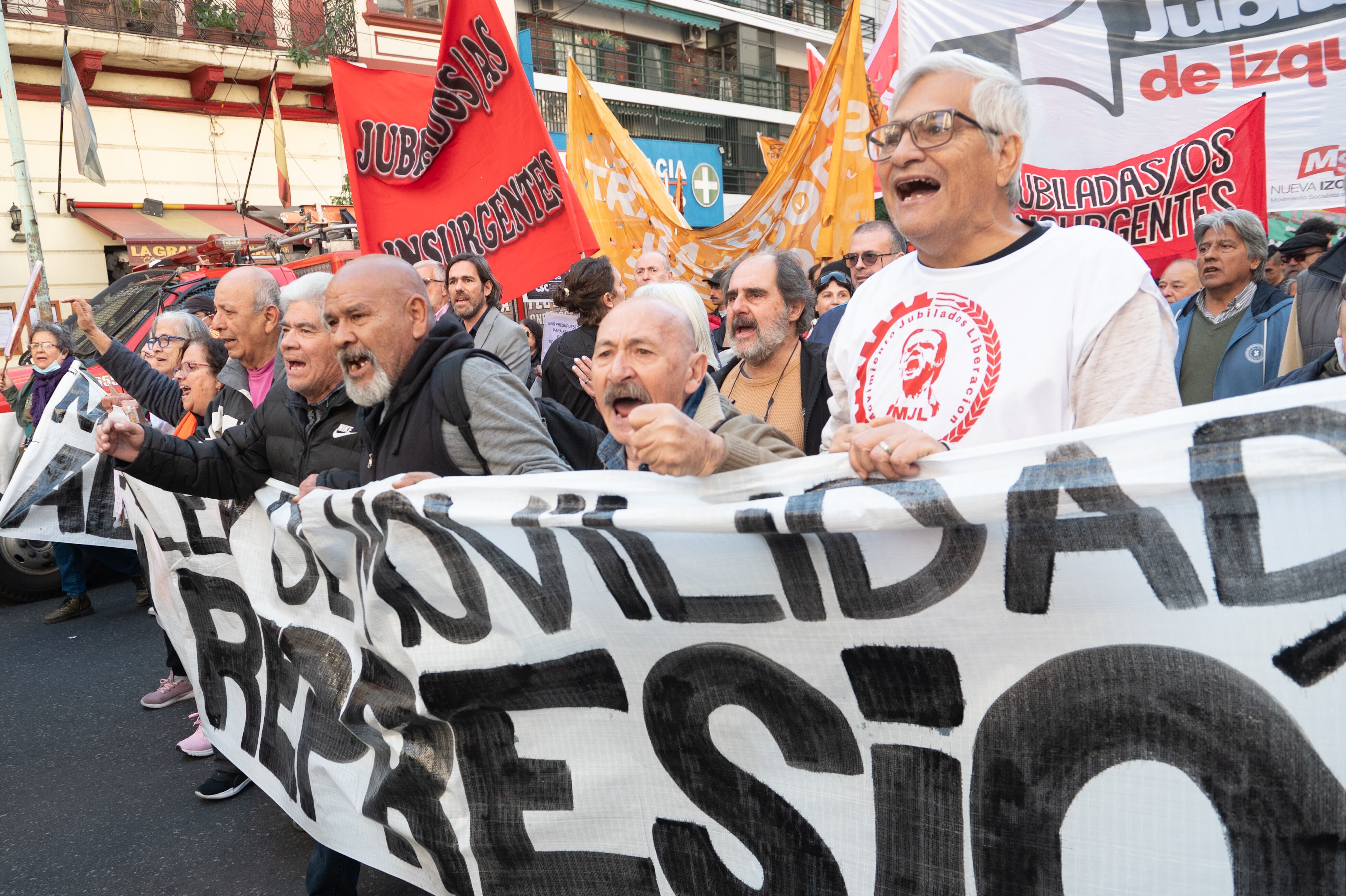 Organizaciones sociales marchan al congreso en contra del veto a la ley de movilidad jubilatoria