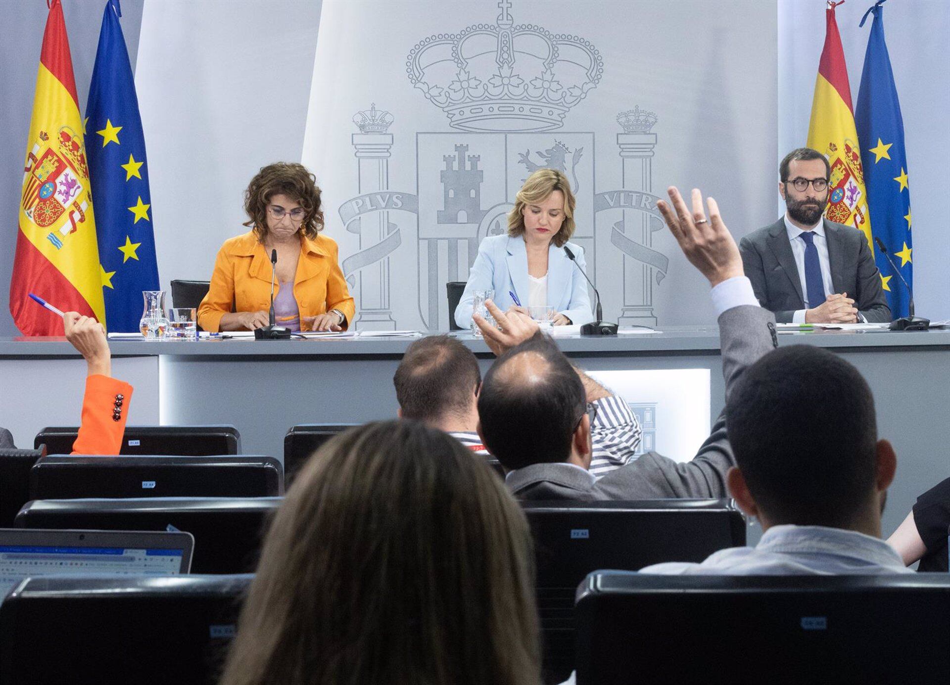 La vicepresidenta primera y ministra de Hacienda, María Jesús Montero; la ministra Portavoz, de Educación, Formación Profesional y Deporte, Pilar Alegría y el ministro de Economía, Comercio y Empresa, Carlos Cuerpo, durante una rueda de prensa posterior al Consejo de Ministros 
(Eduardo Parra - Europa Press)
