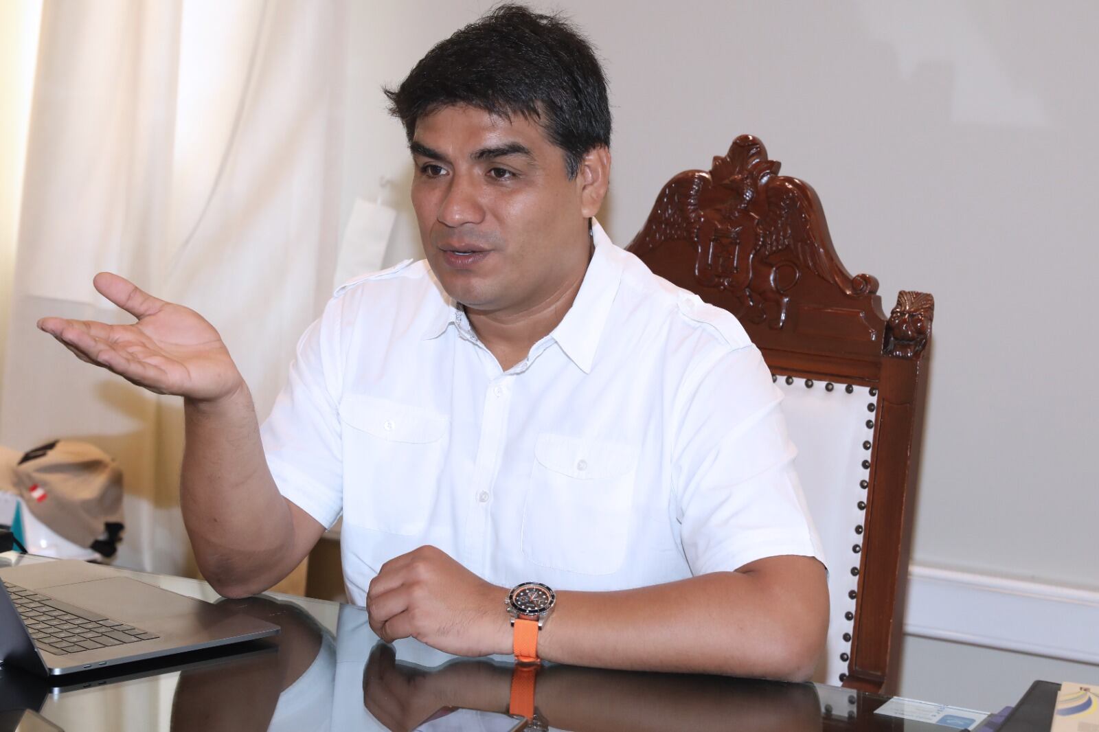 El alcalde de Trujillo, Mario Reyna, recibió a Infobae en su despacho e hizo un balance del primer mes del estado de emergencia en la ciudad. (Foto: Cortesía)