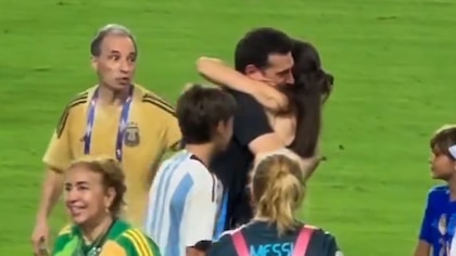 “Yo, vos no”: la broma del utilero de la selección argentina al interrumpir una escena romántica entre Scaloni y su esposa