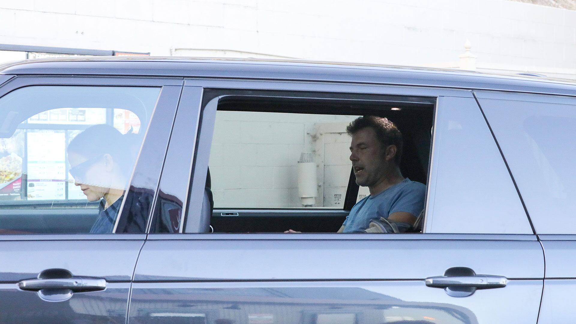 Jennifer Garner al volante y Ben Affleck en el asiento trasero, cuando lo llevaban al centro de rehabilitación por su adicción al alcohol (Grosby)