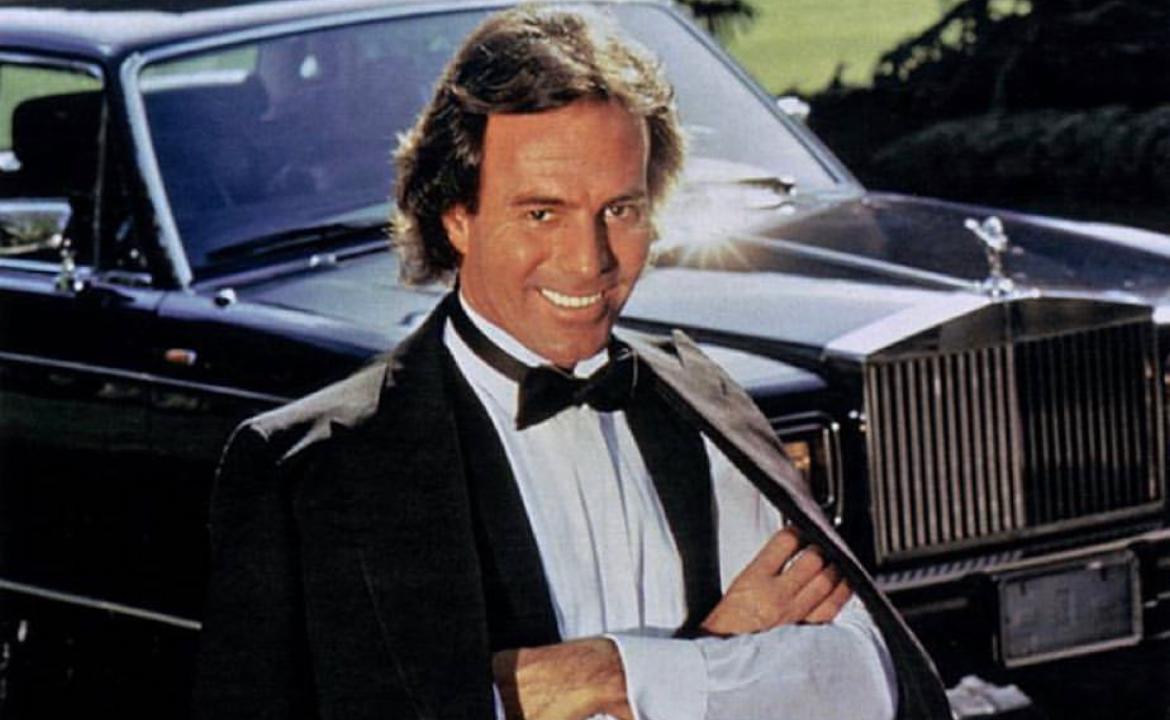 Julio Iglesias quería ser portero; sin embargo, u accidente automovilístico cambió su destino (Archivo Infobae)