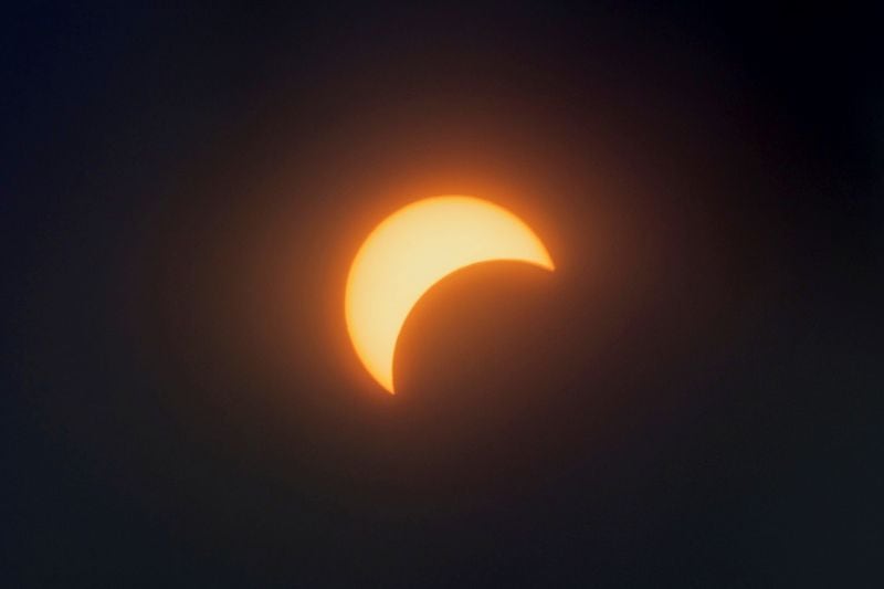 Durante un eclipse solar parcial, solo una porción del Sol es oscurecida por la Luna, la franja de luz restante es visible desde distintos lugares (REUTERS/Andrew Kelly)