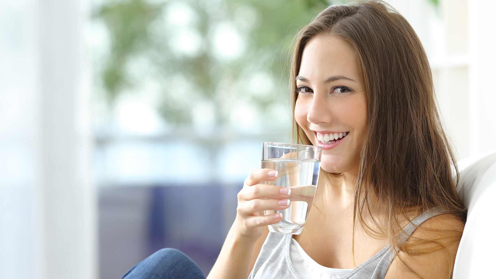 Beber suficiente agua es esencial para el funcionamiento adecuado del cuerpo y ayuda en la regulación del metabolismo (iStock)