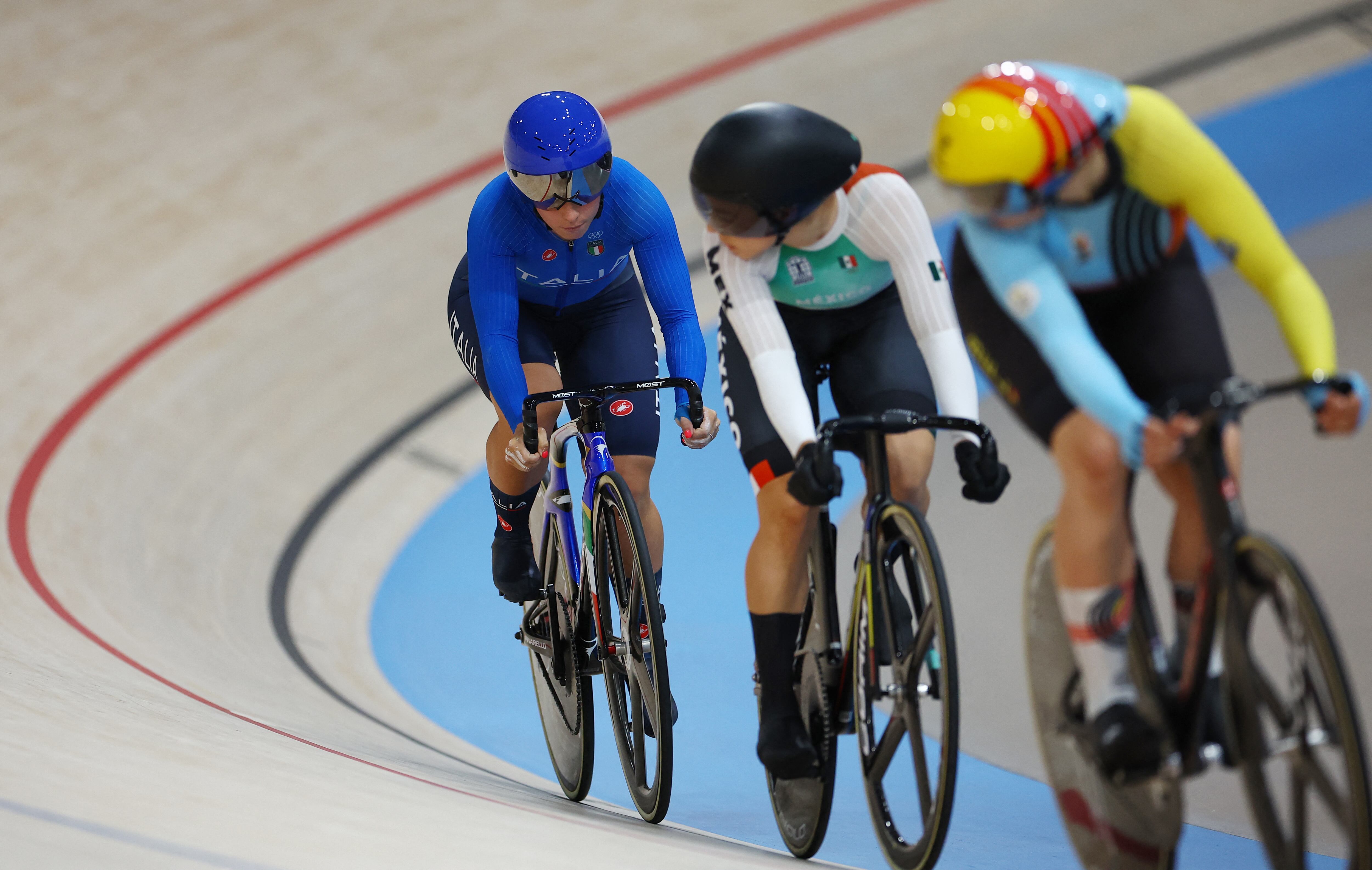 Paris 2024 Olympics - Track Cycling - Women's Sprint, 1/32 Finals Repechages - Saint-Quentin-en-Yvelines Velodrome, Montigny-le-Bretonneux, France - August 09, 2024. Miriam Vece of Italy, Julie Nicolaes of Belgium and Daniela Gaxiola Gonzalez of Mexico in action during heat 1. REUTERS/Agustin Marcarian