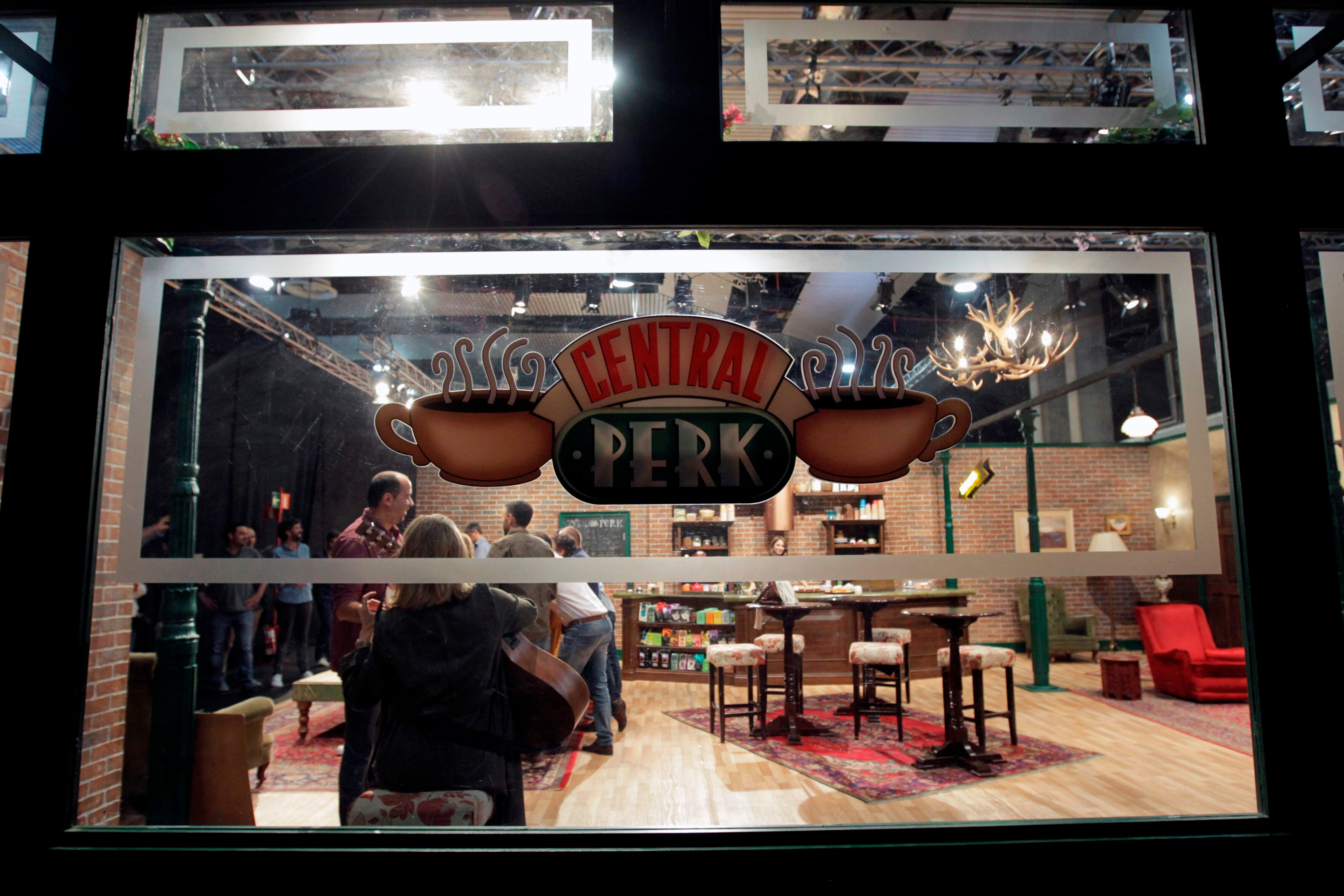 Recreación del escenario del bar "Central Perk" de Friends en una exposición  que se realizó por los 25 años del estreno (EFE/Carlos Pérez)
