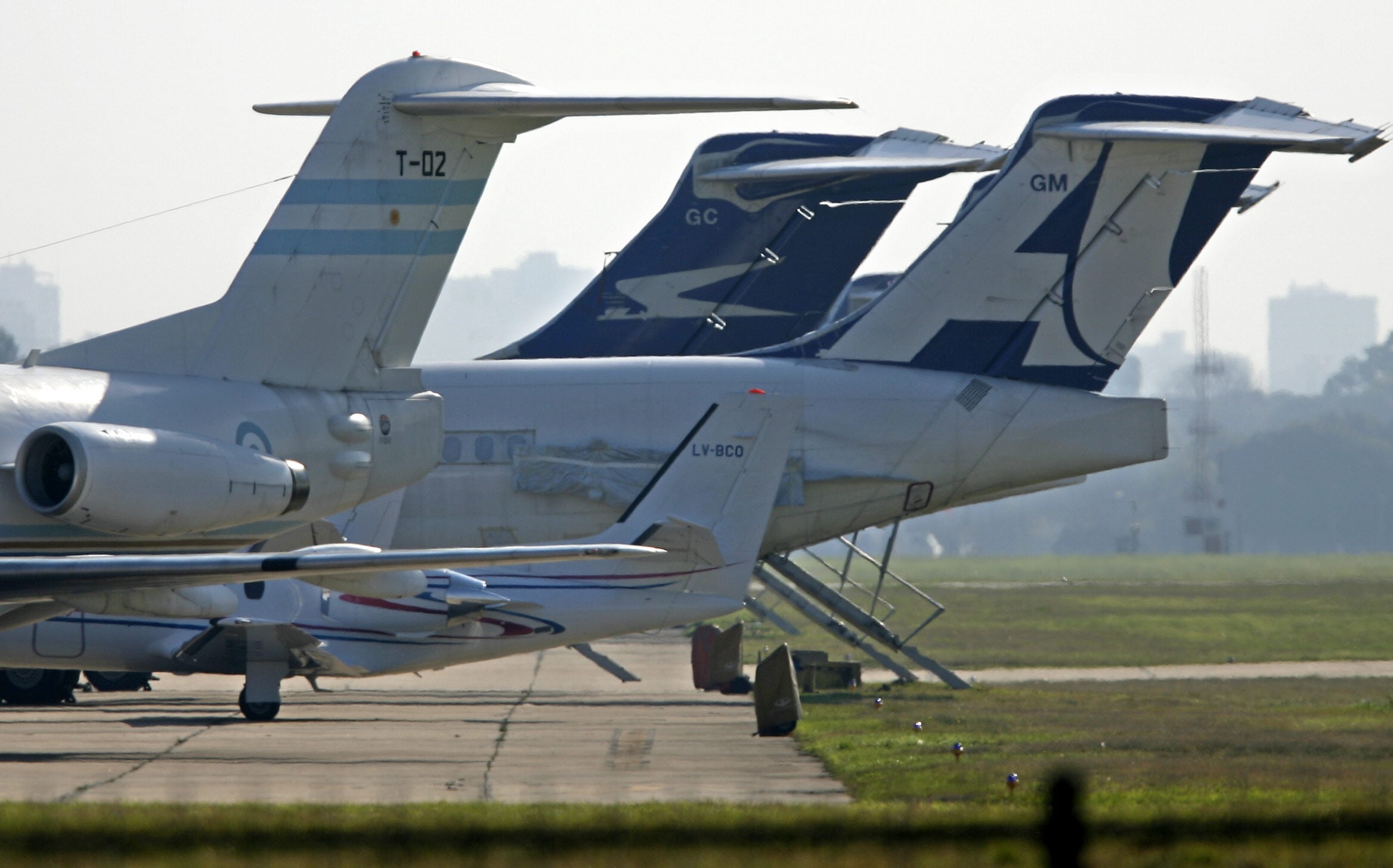 Fotografía de archivo de aviones de Aerolíneas Argentinas en el aeropuerto metropolitano de la ciudad de Buenos Aires (Argentina). EFE/ Cézaro De Luca 