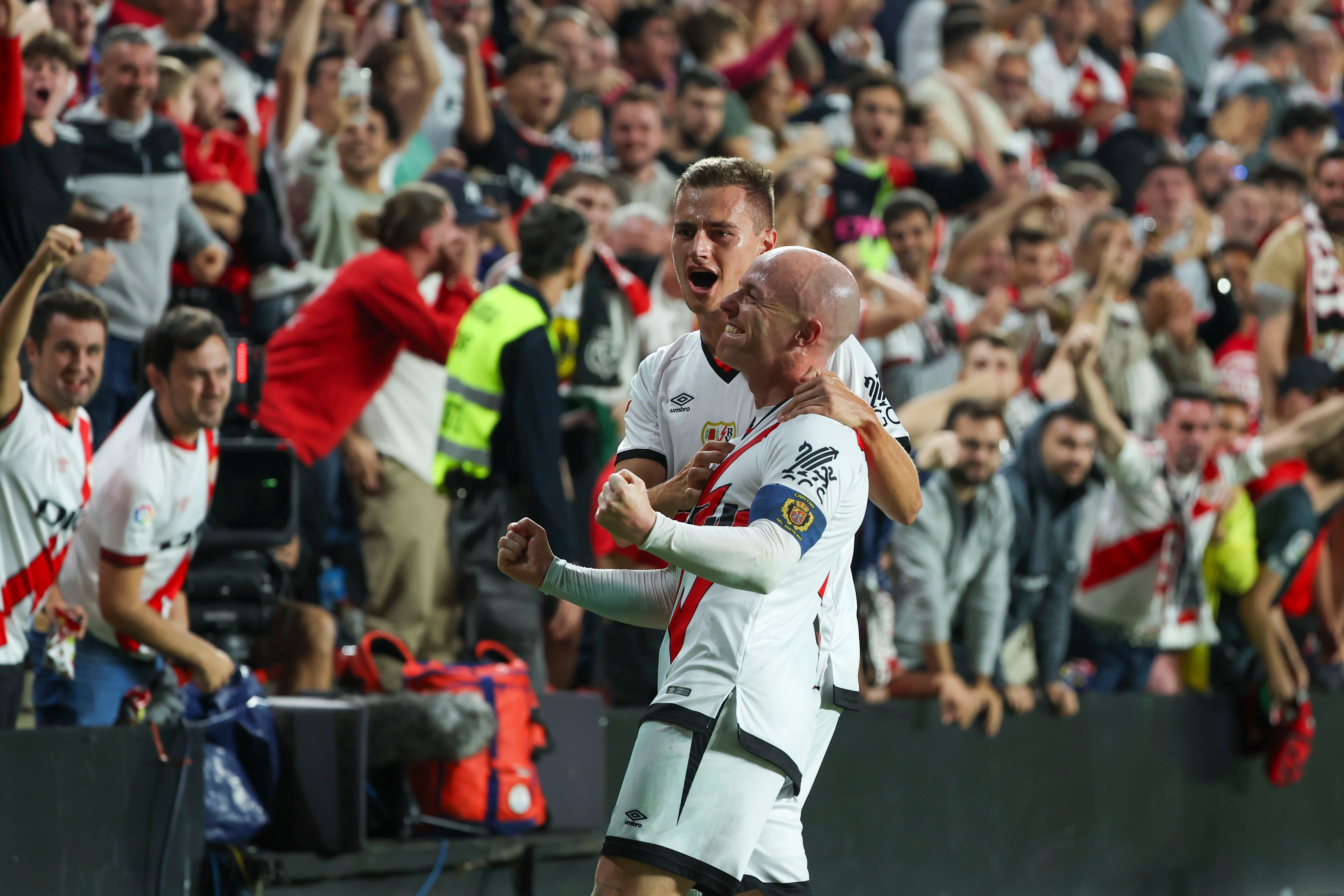 El delantero del Rayo Vallecano, Isaac Palazón "Isi", celebra el primer gol del equipo vallecano durante el encuentro correspondiente a la sexta jornada de Laliga EA Sports que disputaron Rayo Vallecano y Atlético de Madrid en el estadio de Vallecas, en Madrid. EFE / Kiko Huesca.
