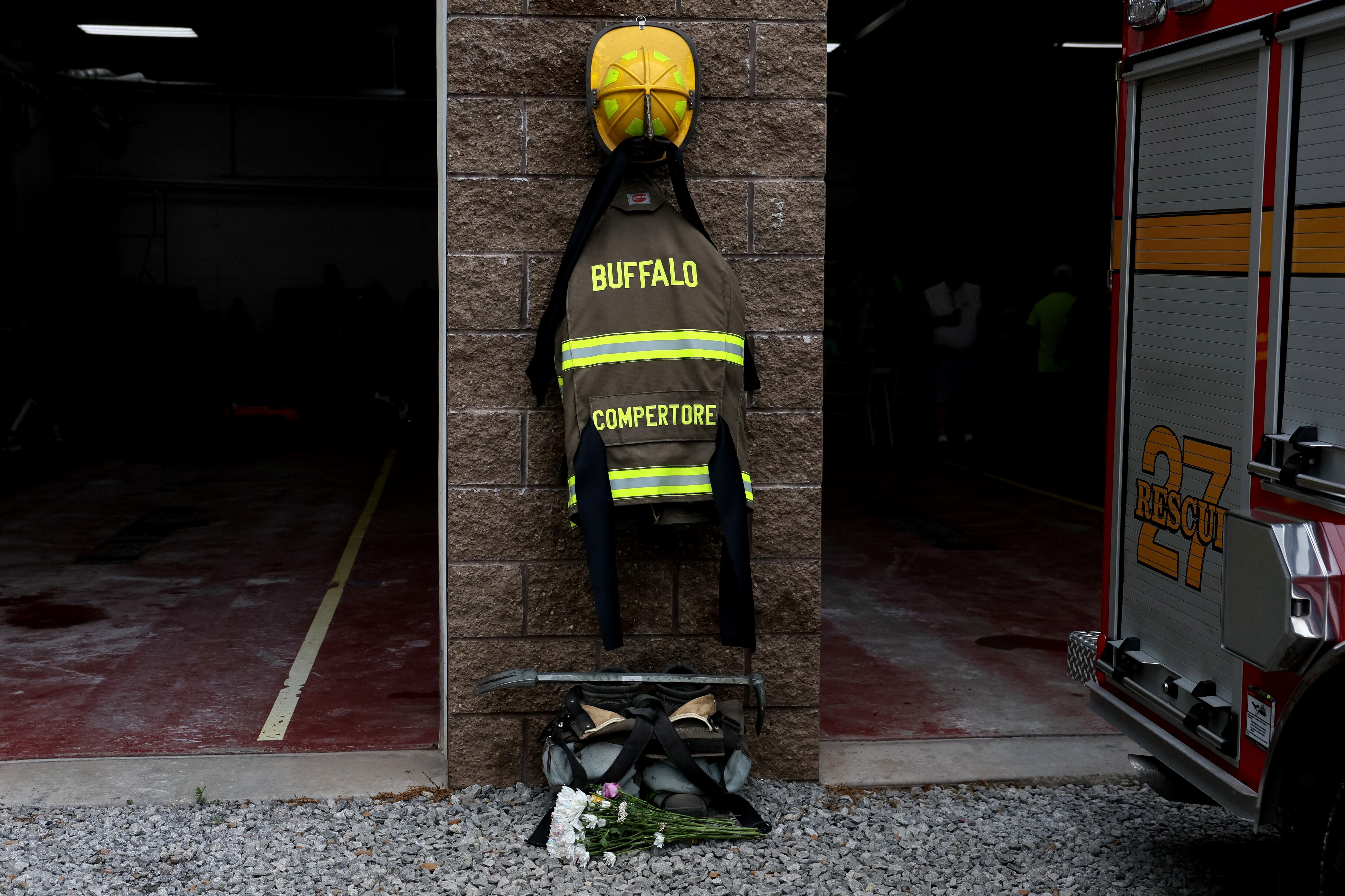 Un monumento en memoria del bombero voluntario Corey Comperatore (REUTERS/Brendan McDermid)