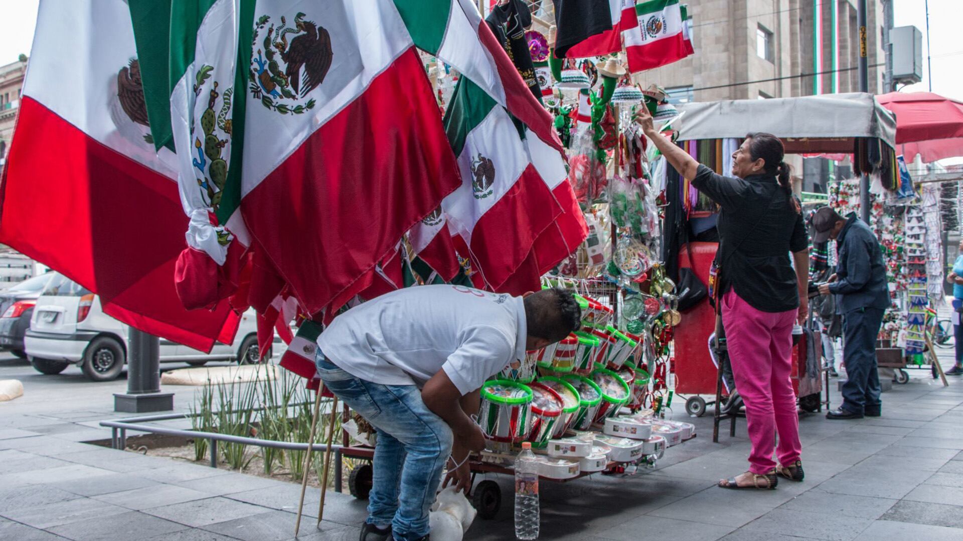 La bandera ondea en honor al Mes Patrio y la Independencia de México, celebrando el espíritu nacional en septiembre