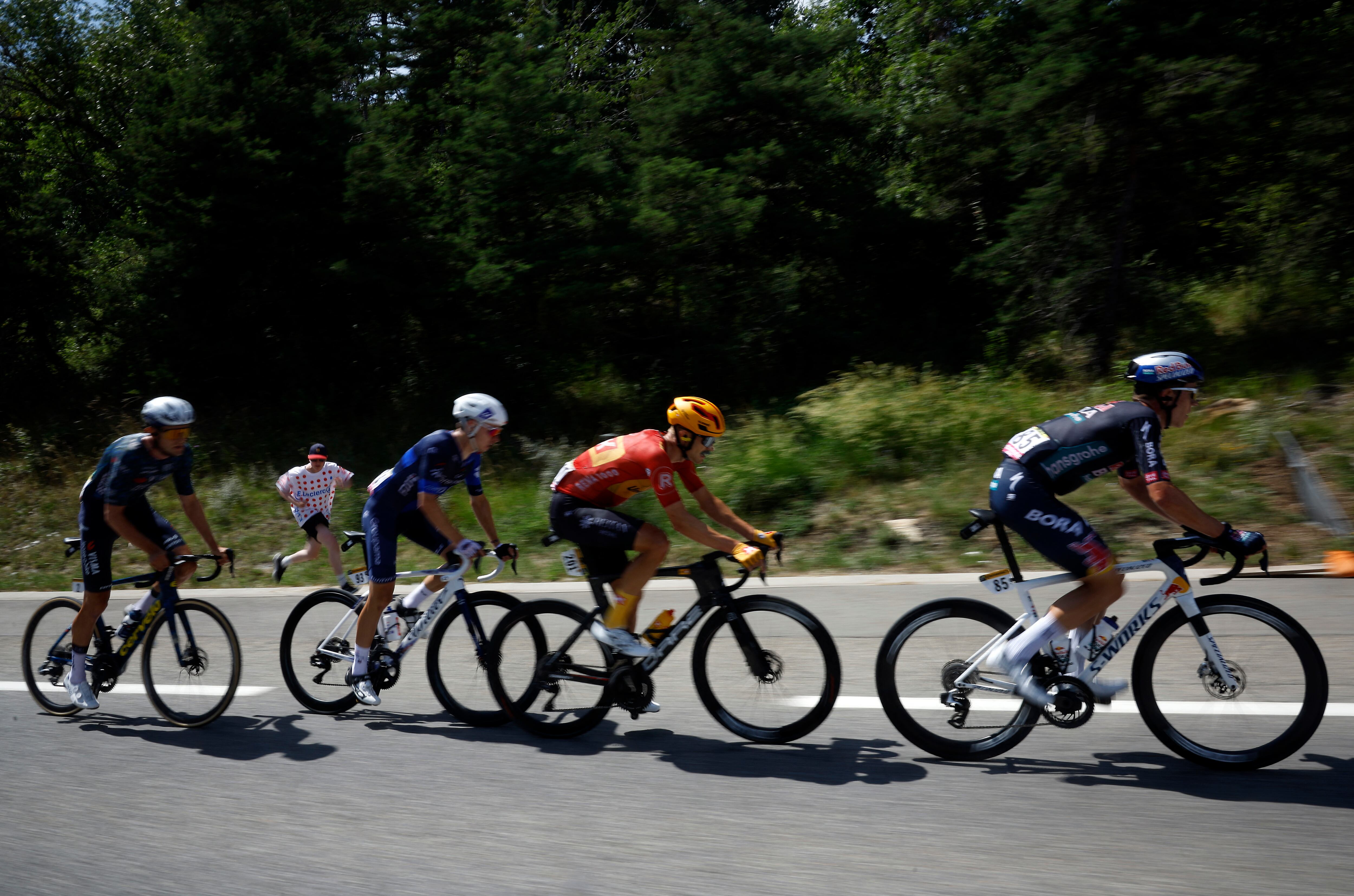 FDJ's Romain Gregoire del Team Visma Lease a Bike y Tiesj Benoot, Red Bull- Bora Hansgrohe, protagonistas de la etapa 17 del Tour de Francia - crédito Stephane Mahe / REUTERS