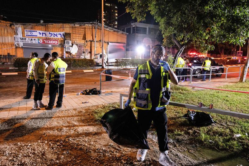 El servicio de seguridad israelí y el personal de emergencias trabajan en el lugar de la explosión de una bomba en Tel Aviv, Israel (REUTERS/Moti Milrod)