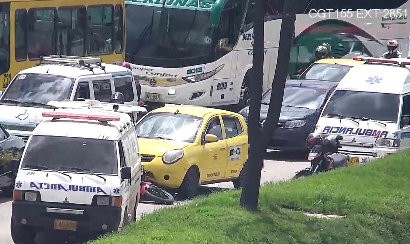 Se presenta choque en la localidad de Fontibón, entre taxi y motociclista en la Av. Cali con calle 15A, sentido norte-sur - crédito @BogotaTransito