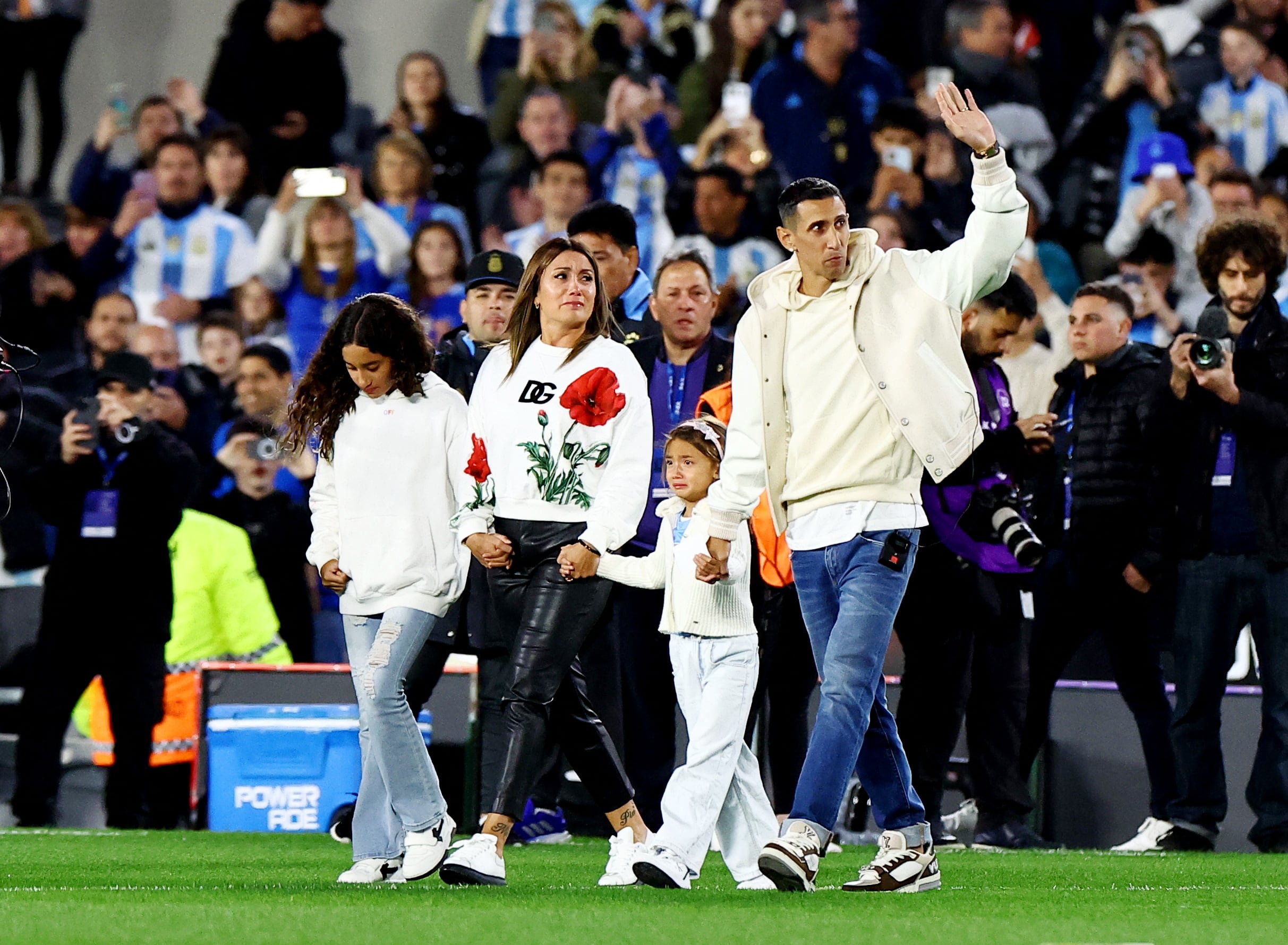 Ángel Di María fue homenajeado en la previa al partido con Chile (REUTERS/Agustin Marcarian)