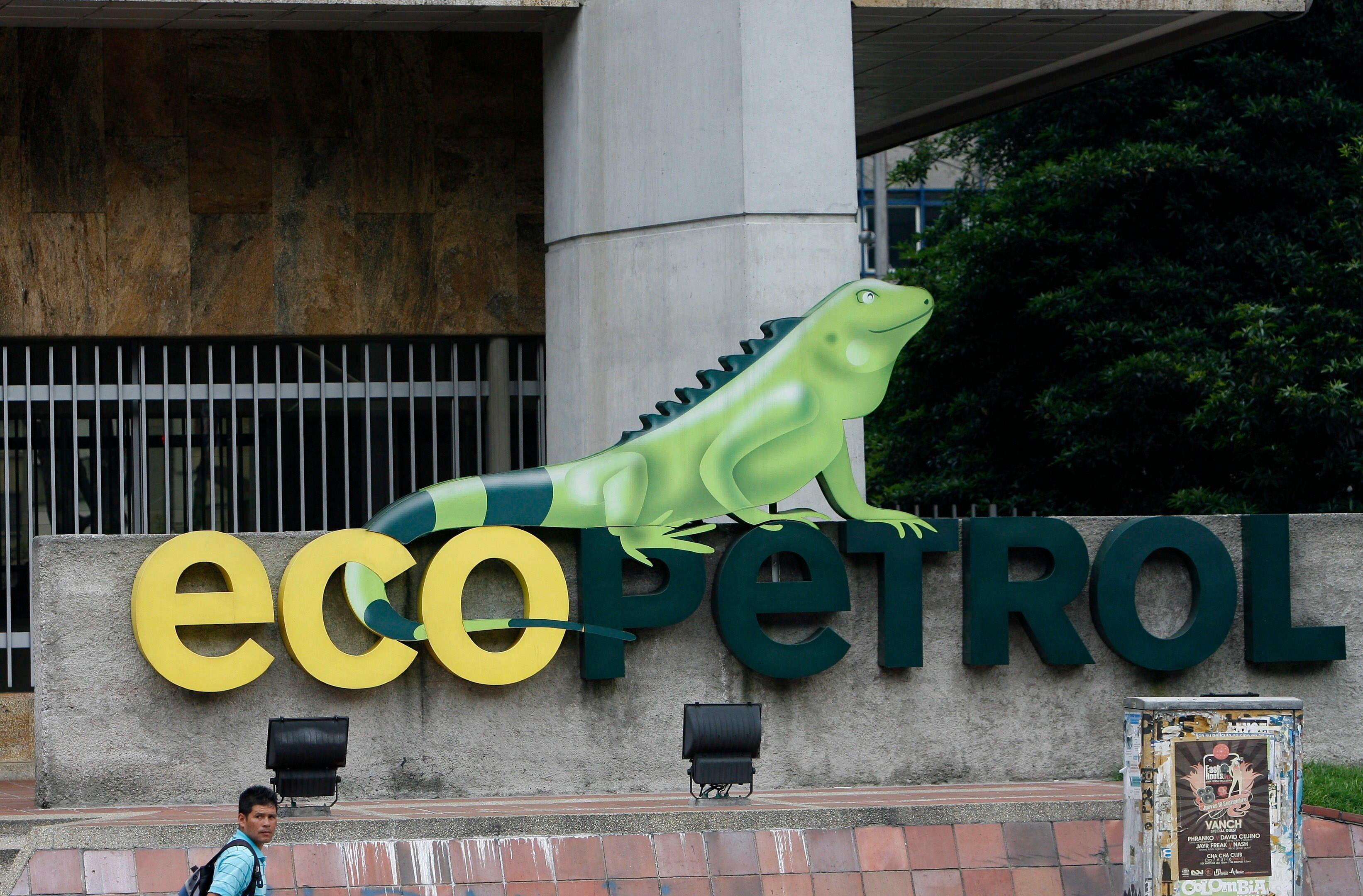 Vista del logo de la petrolera colombiana Ecopetrol en la fachada de su edificio sede en Bogot (Colombia). EFE/Guillermo Legaria/Archivo
