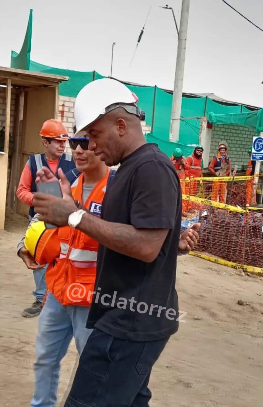 Jefferson Farfán se muestra en la construcción de su centro comercial. (Ric La Torre)