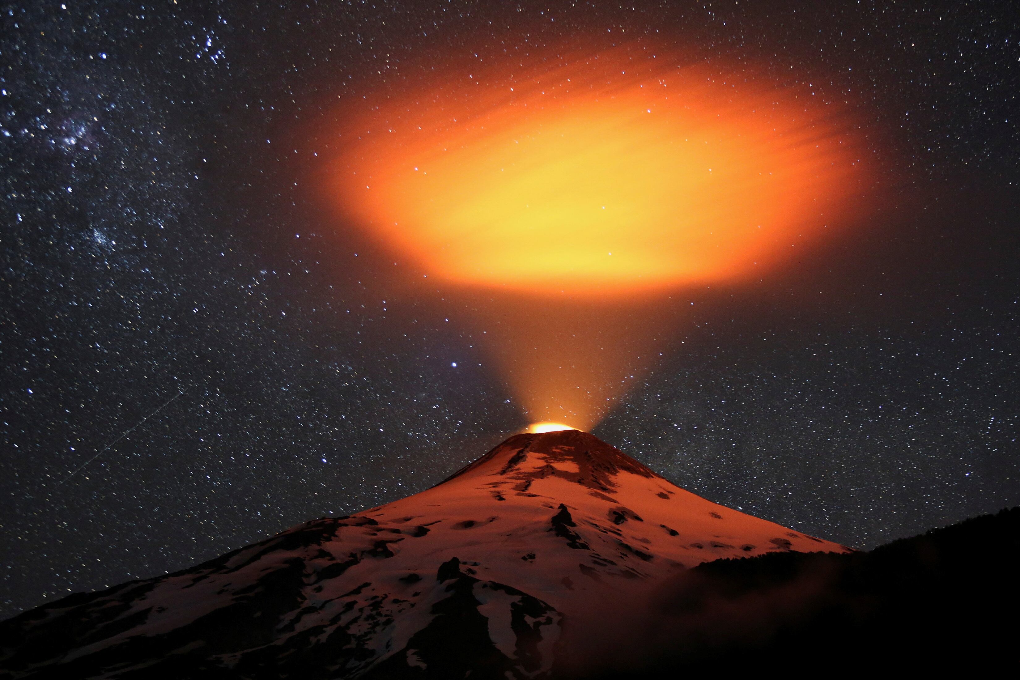 El volcán Villarrica tiene un cráter abierto de 200 metros de diámetro con una fumarola constante y un lago de lava casi permanente cuya altura varía. REUTERS/Cristobal Saavedra Escobar