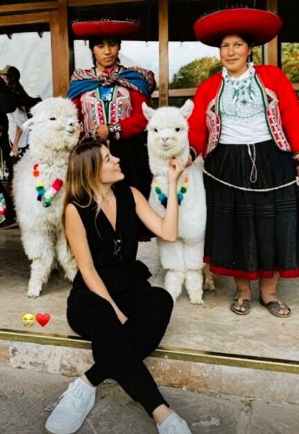 Michelle Salas quedó maravillada con las alpacas durante su visita al Cusco. Instagram/michellesalasb