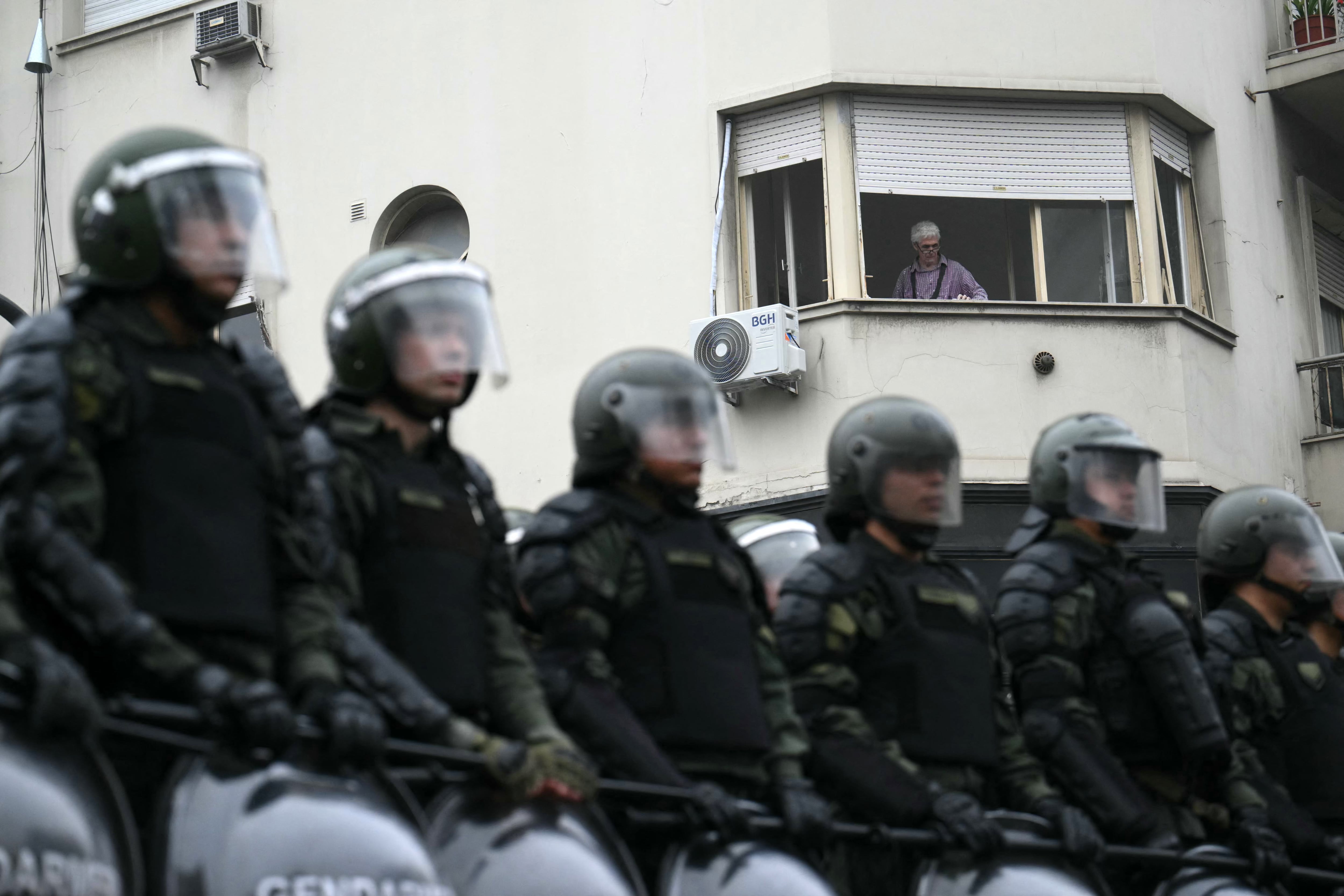 Tensión en el congreso mientras se debate la ley bases en el senado