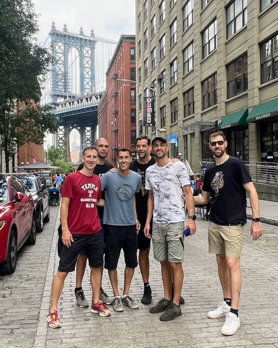 Pepe Sánchez, Gaby Fernández, Pablo Prigioni, Fabricio Oberto, Manu Ginóbili y Chapu Nocioni en un reencuentro en Nueva York, en 2022