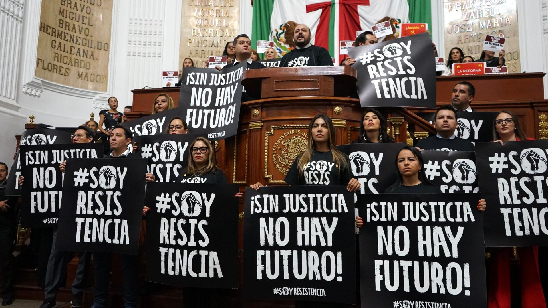 Protestas de la oposición durante la discusión de la Reforma al Poder Judicial en el Congreso de la Ciudad de México.