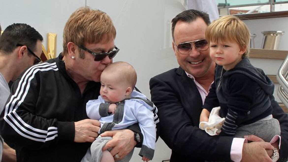 Zachary y Elijah expresan sus temores sobre la salud de su padre en el nuevo documental "Elton John: Never Too Late".