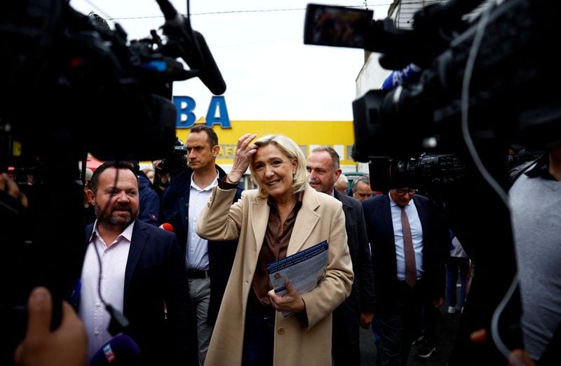 Imagen de archivo de Marine Le Pen, líder del partido de extrema derecha Reagrupamiento Nacional, haciendo campaña en Henin-Beaumont, Francia. 14 junio (REUTERS/Sarah Meyssonnier)