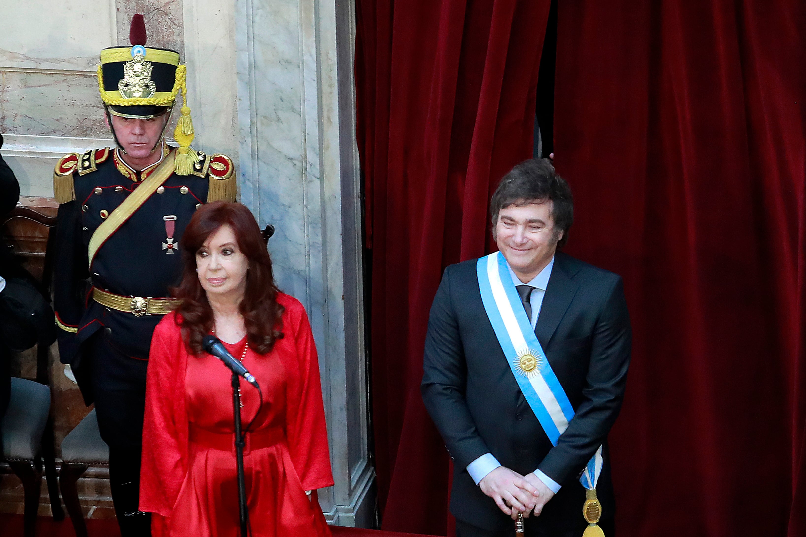 El presidente de Argentina, Javier Milei, y Cristina Kirchner durante el traspaso de mando 