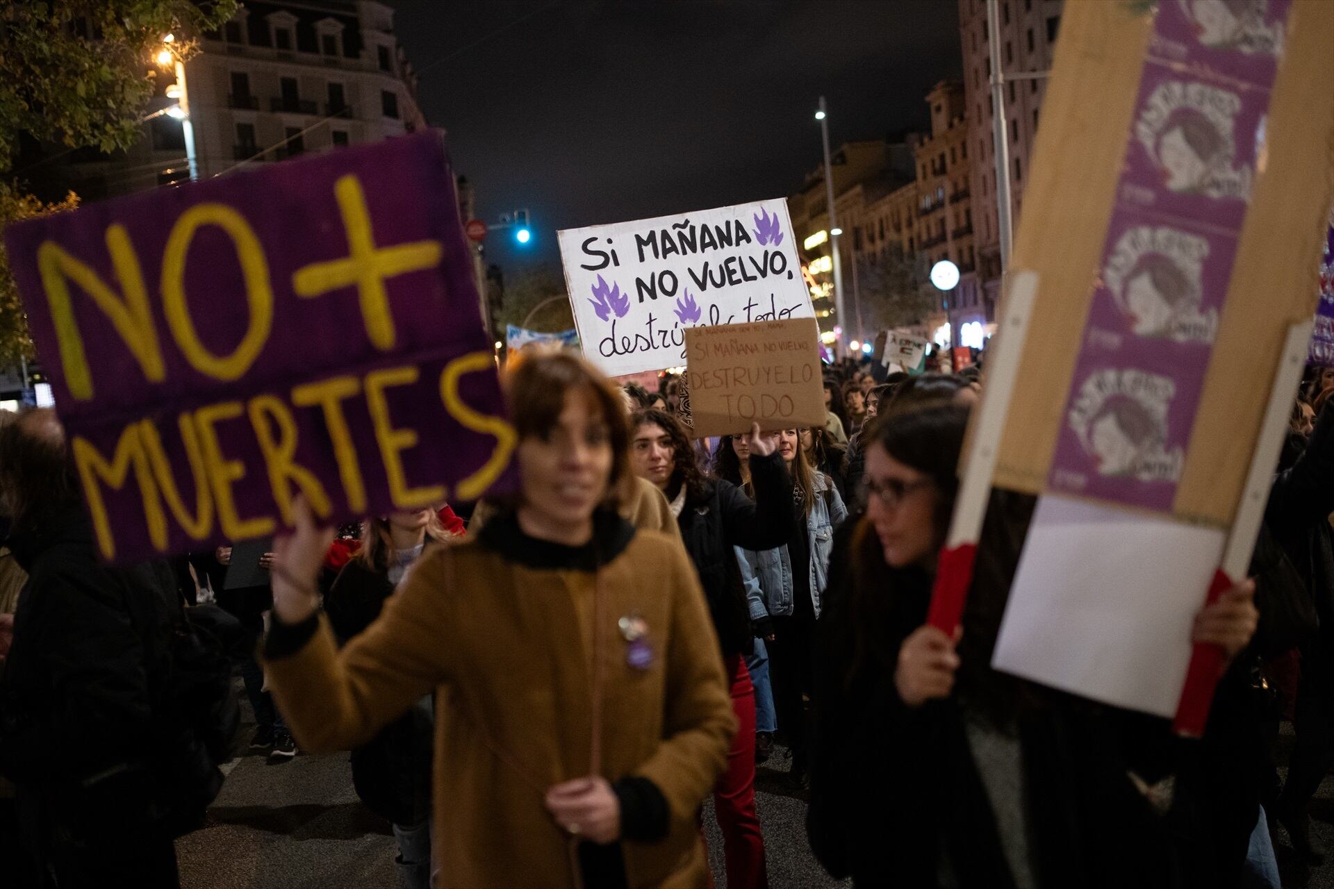 Decenas de personas portan carteles, durante una manifestación por el 25N, a 25 de noviembre de 2023, en Barcelona, Catalunya (Lorena Sopêna / Europa Press)