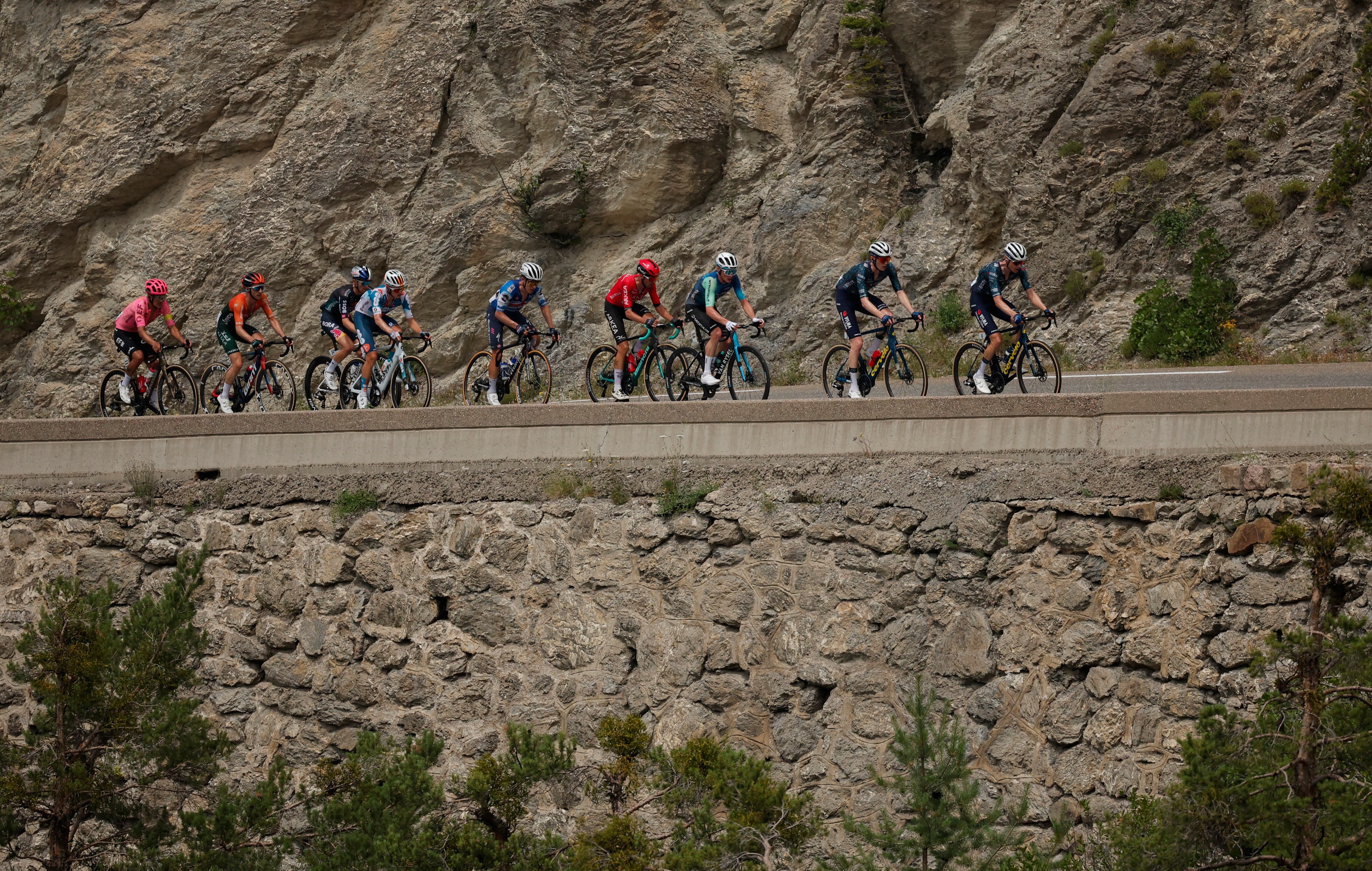 Corredores en camino al primer puerto de montaña - crédito Stephane Mahe / REUTERS