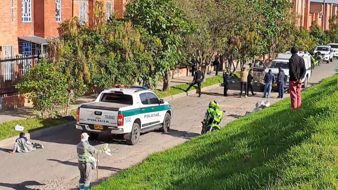 Los dos cuerpos aparecieron al lado de uno de los costados de un conjunto residencial situado entre límites de las comunas 4 (Cazuca) y 5 (San Mateo) - crédito Iniciativa Ciudadana Radio - IC Radio/Facebook