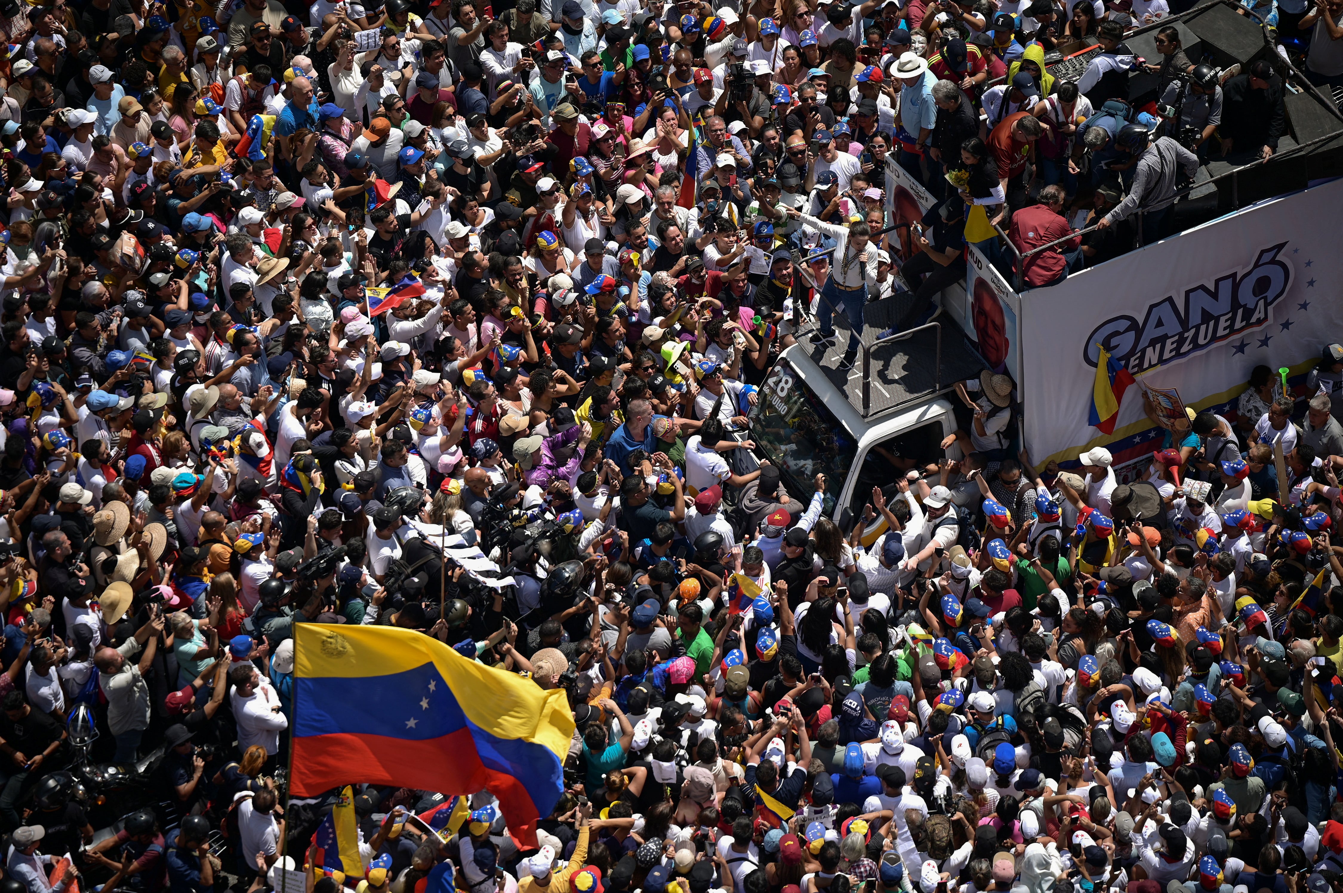 La caravana tuvo que avanzar en medio de un mar de gente (REUTERS/Gaby Oraa)