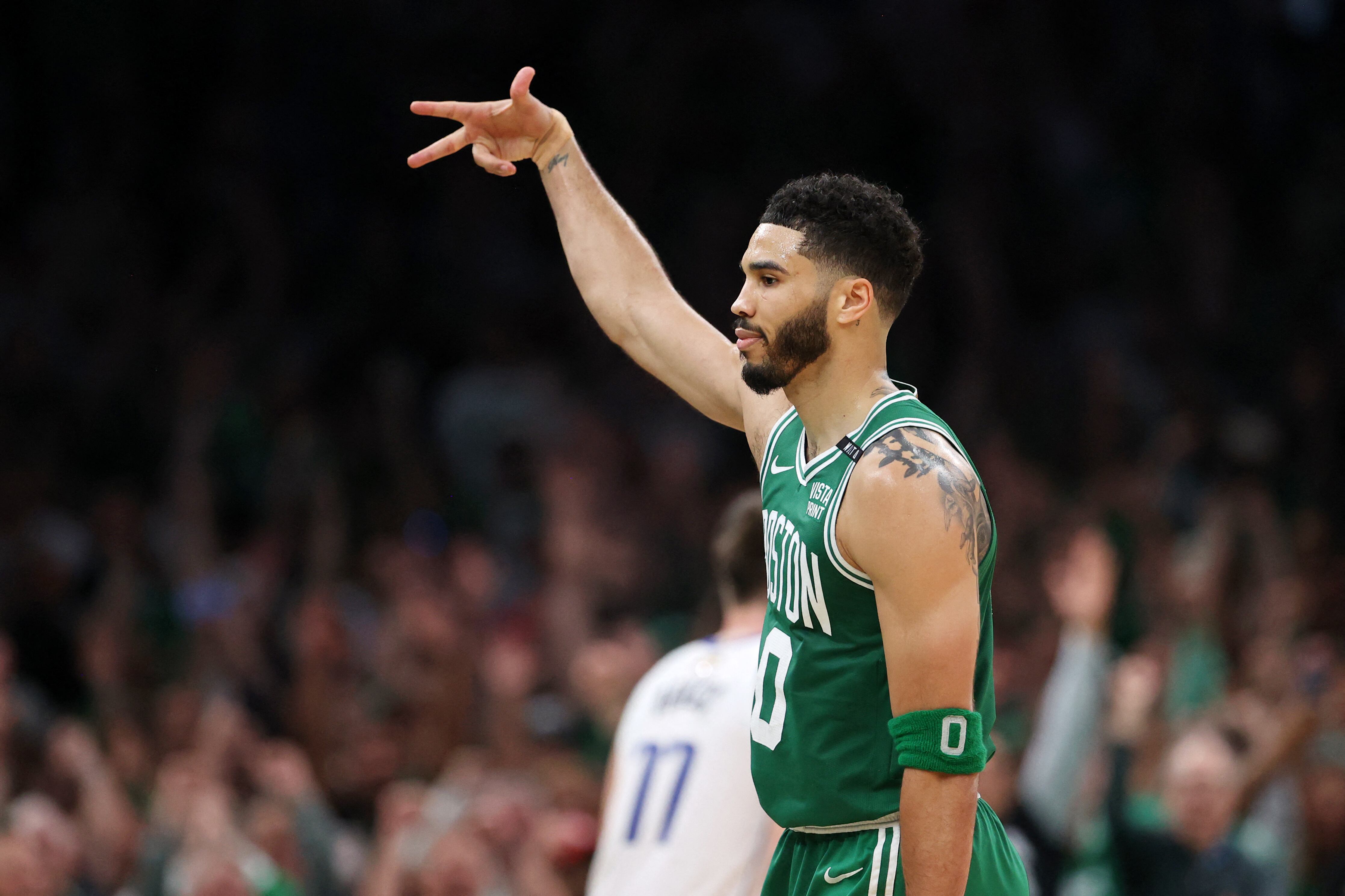 El jugador de los Boston Celtics, Jayson Tatum (0), celebra tras una jugada contra los Dallas Mavericks durante el segundo cuarto del quinto juego de las Finales de la NBA de 2024 en TD Garden (Crédito obligatorio: Peter Casey-USA TODAY Deportes)