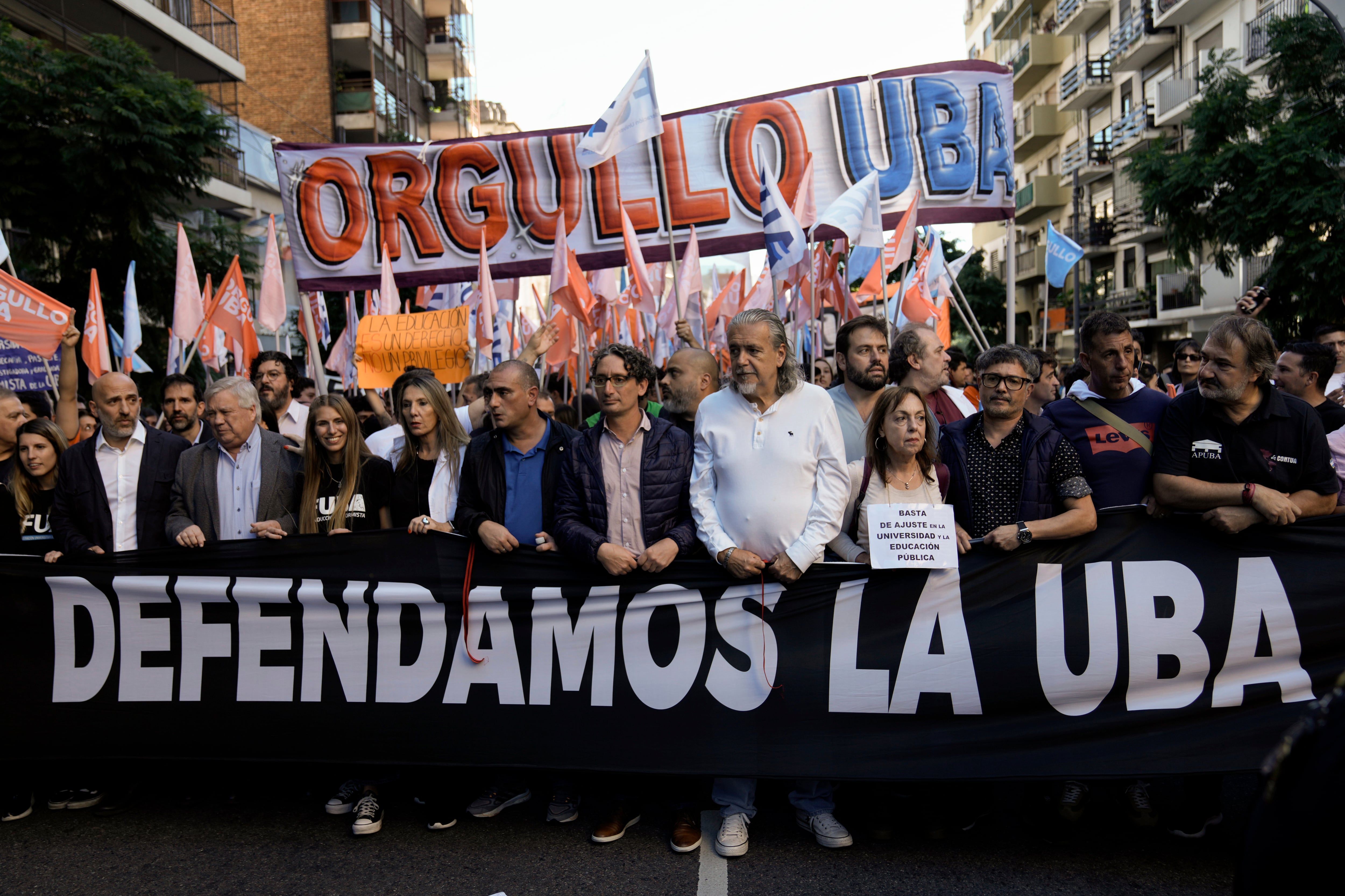 El último 23 de abril se realizó una masiva movilización a Plaza de Mayo para exigir más financiación para las universidades públicas (AP Foto/Rodrigo Abd)