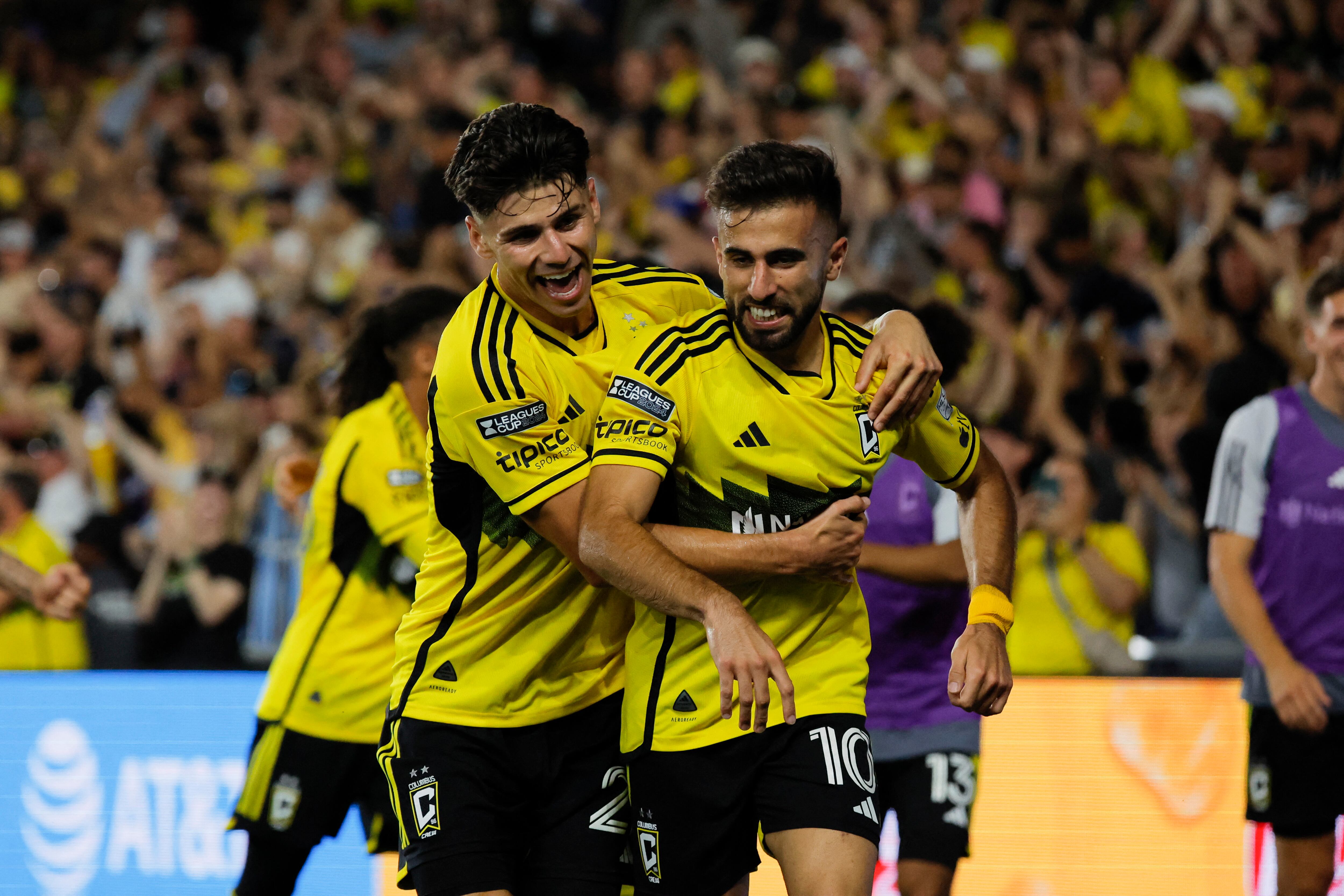 13 de agosto de 2024; Ohio, EE.UU. El delantero del Columbus Crew, Diego Rossi (10), celebra después de anotar en la segunda mitad contra el Inter Miami en Lower.com (Crédito obligatorio: Rick Osentoski-USA TODAY Sports)