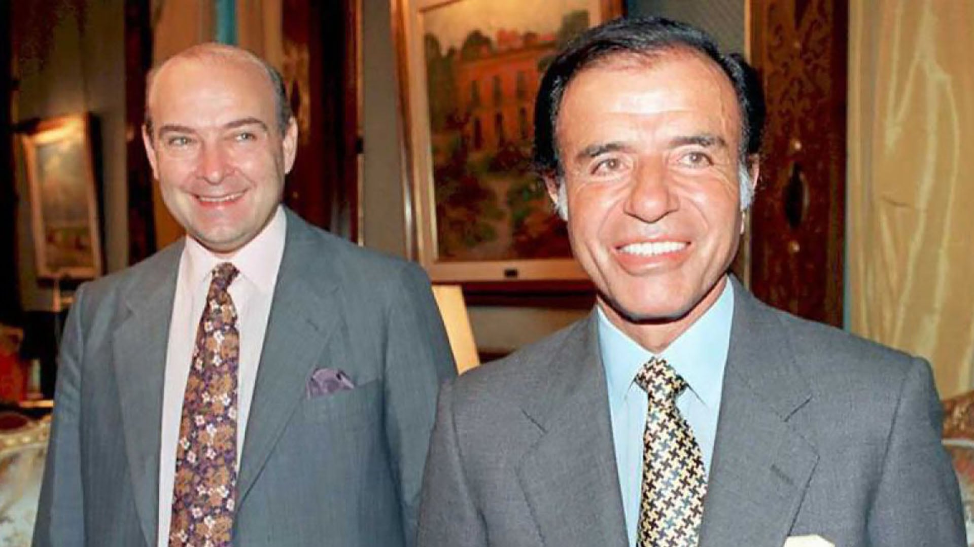 El presidente Carlos Menem y el ministro Domingo Cavallo a los pocos días de anunciar la convertibilidad fija de 1 a 1 entre el peso y el dólar dejaron sin efecto la exigencia del exportador de liquidar sus dólares al BCRA (AFP)