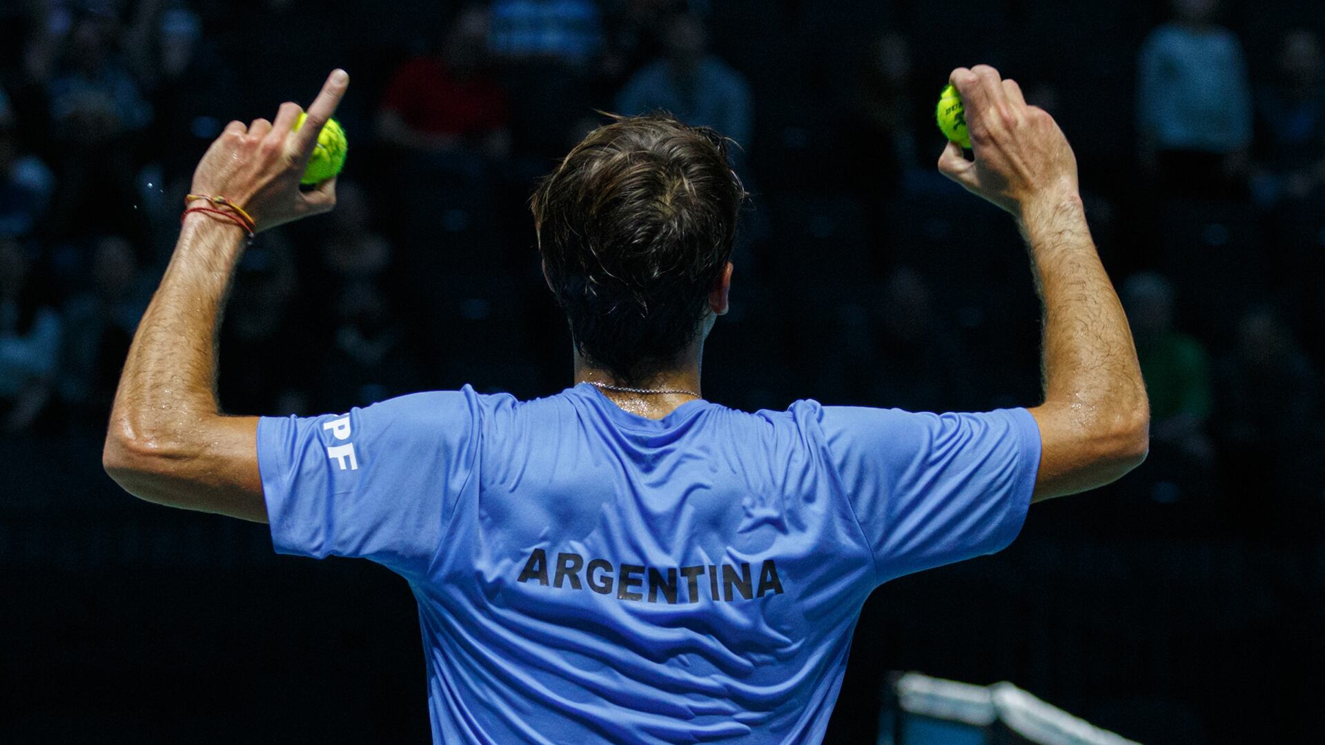 Tomás Etcheverry celebra su triunfo sobre Vasa en la Copa Davis Argentina v Finlandia