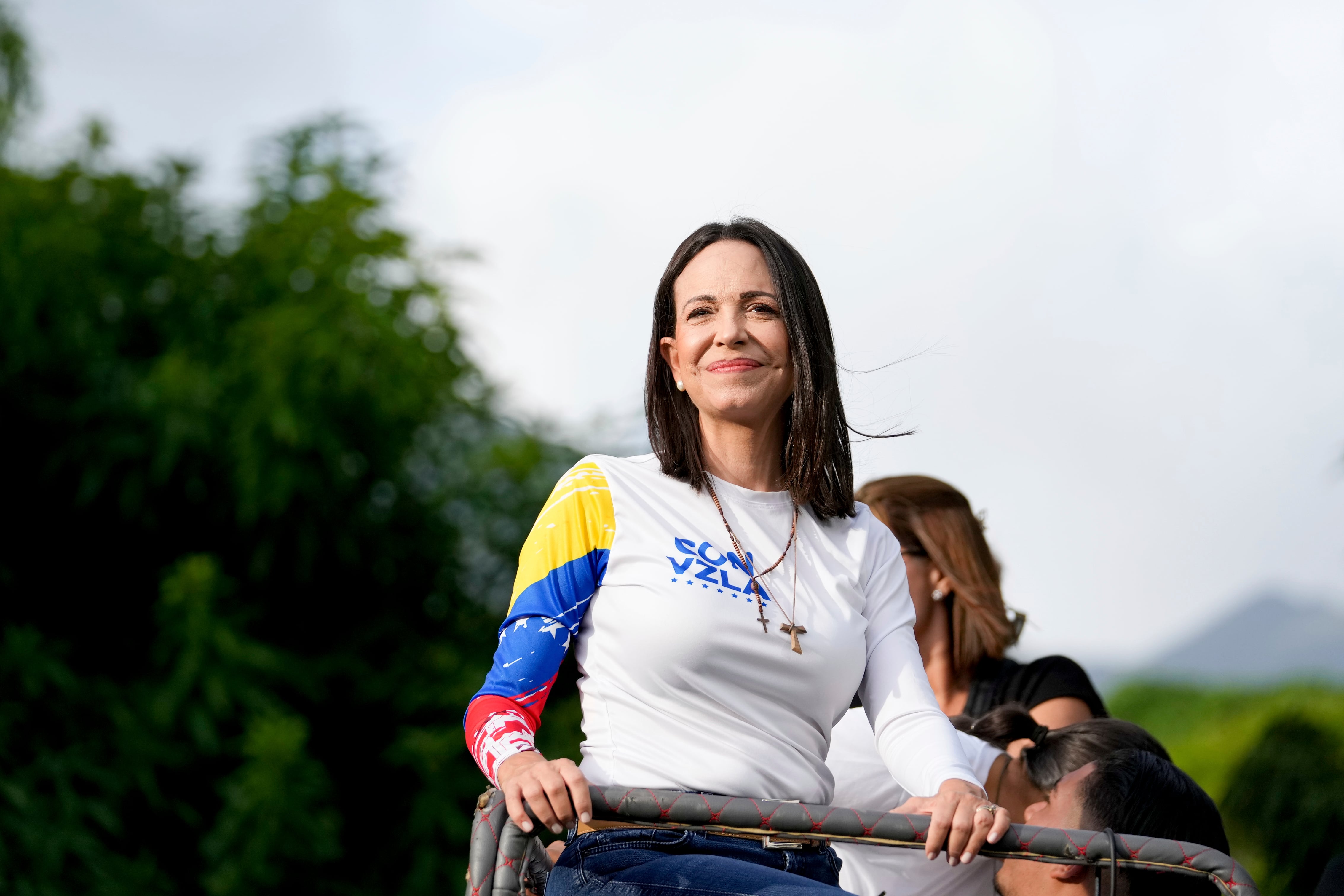 La líder opositora María Corina Machado subida en un camión durante el acto de cierre de campaña de la candidatura presidencial de Edmundo González en Caracas, Venezuela, el jueves 25 de julio de 2024. Foto: AP /Matías Delacroix.