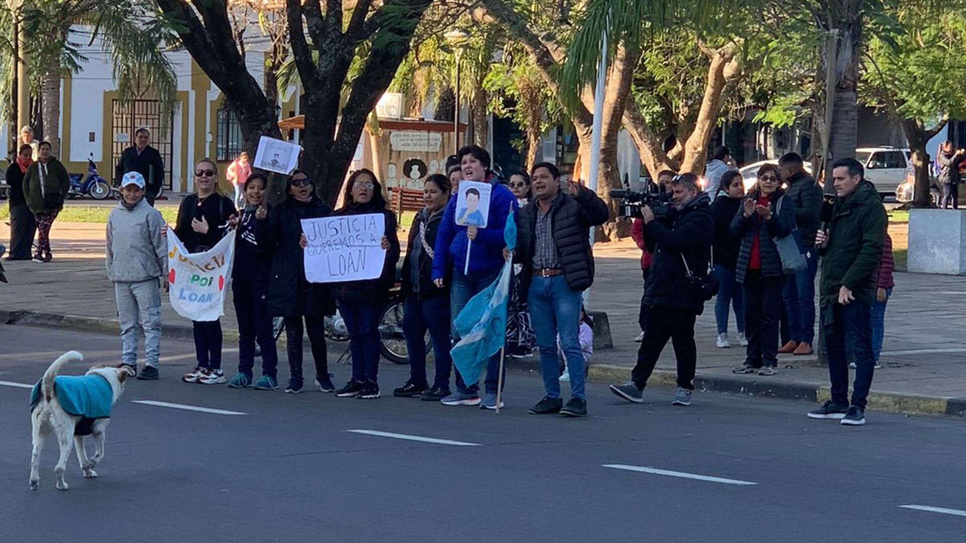 Un grupo de personas se manifiesta frente al juzgado y le pide a Laudelina que diga dónde está Loan (Foto: María Laura Balonga)