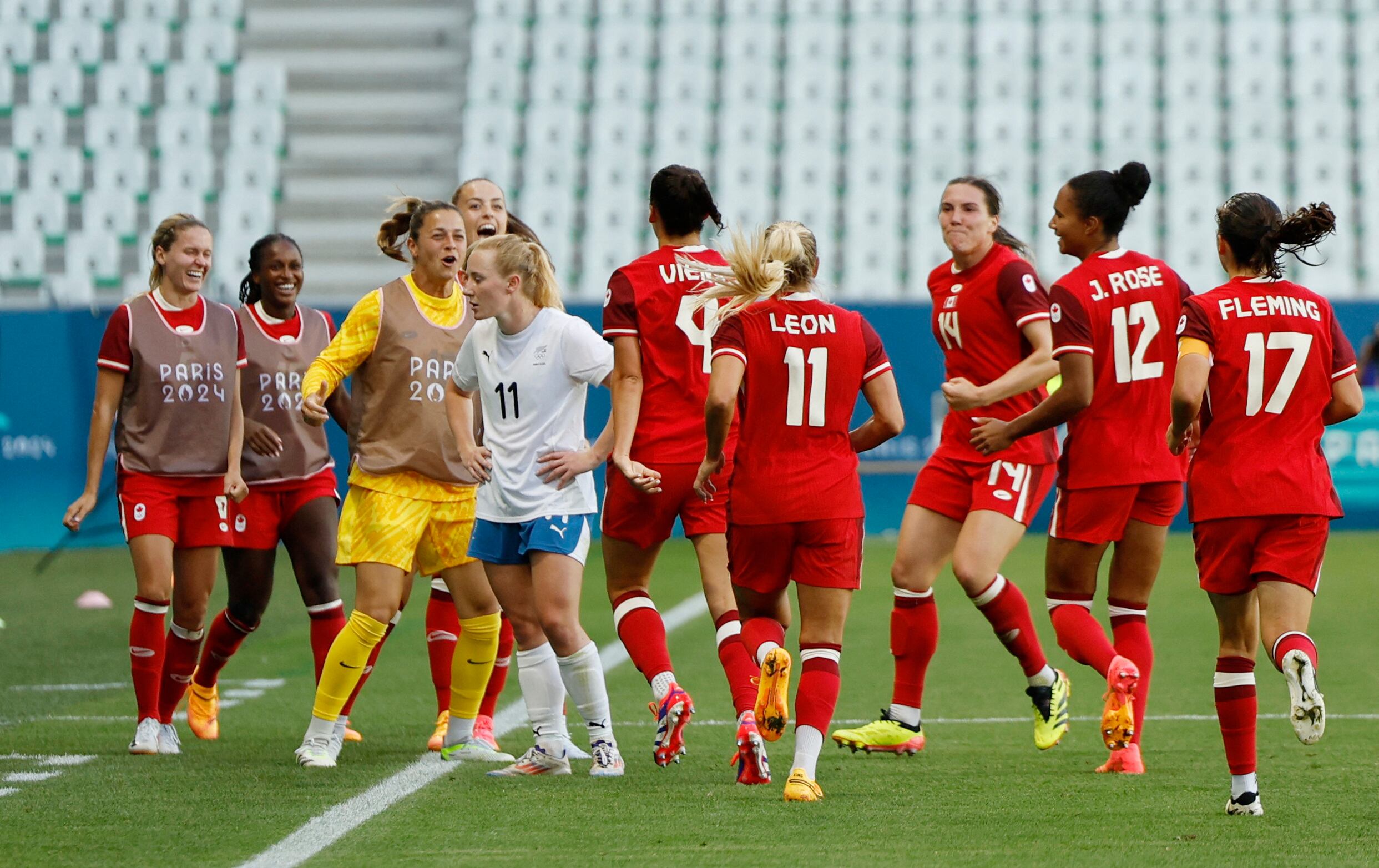 Evelyne Viens celebra el gol que sentenció la remontada de Canadá sobre Nueva Zelanda - crédito REUTERS/Thaier Al-Sudani