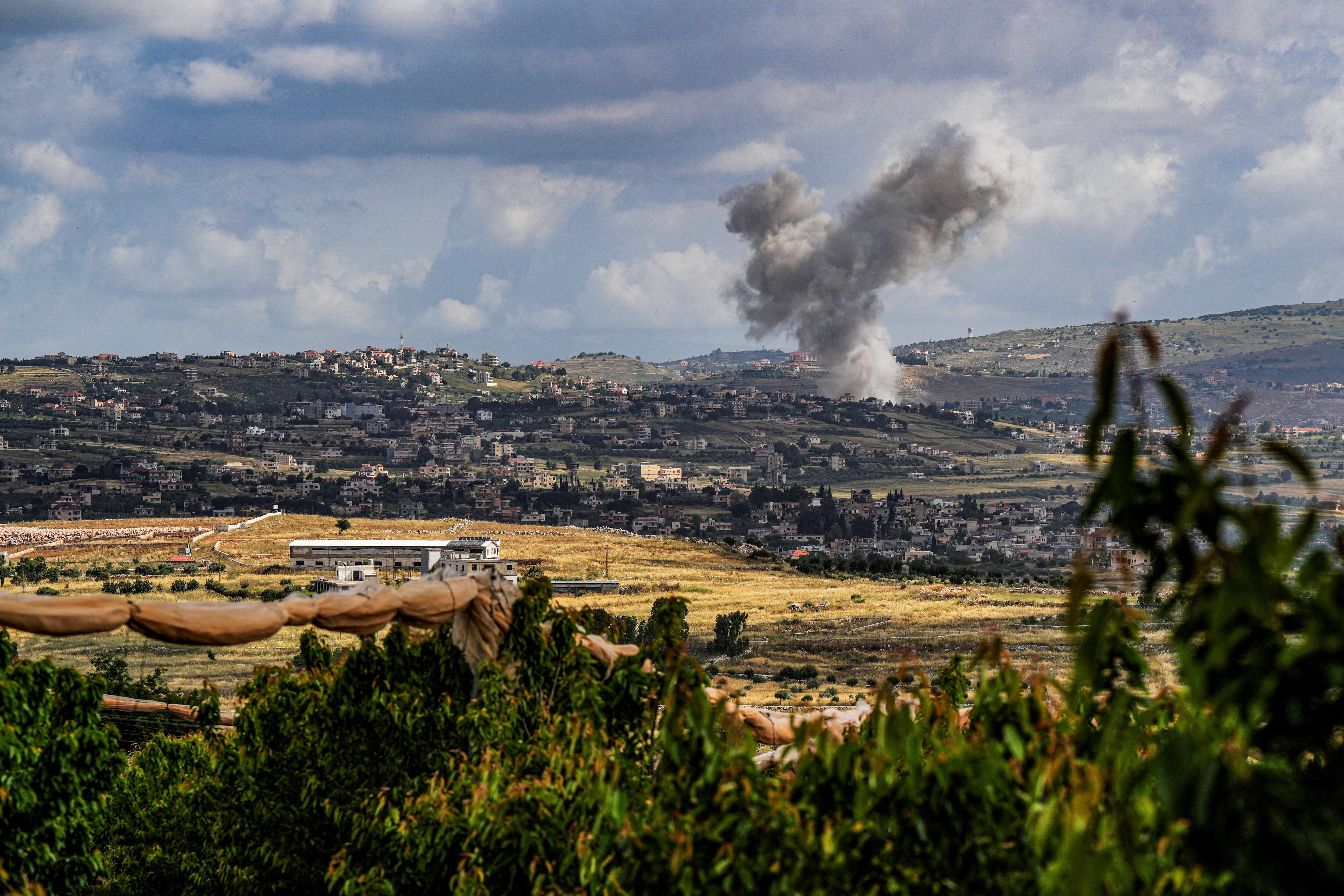 El humo se eleva sobre el sur del Líbano tras un ataque israelí en mayo (REUTERS/Ayal Margolin)